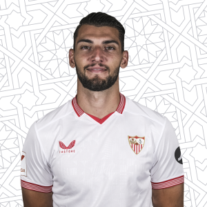 Rafa Mir posando con la camiseta del Sevilla FC