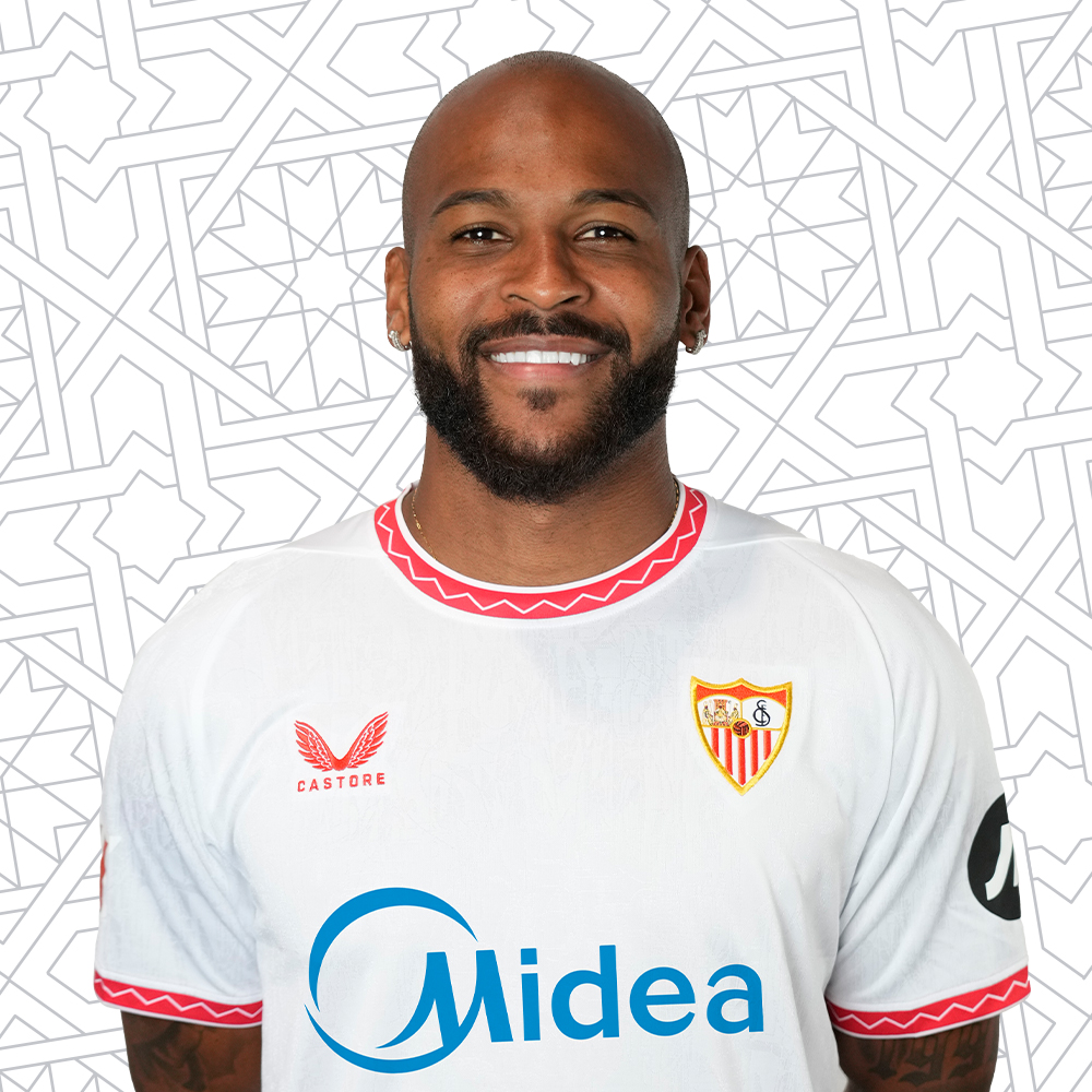 Marcao posando con la camiseta del Sevilla FC