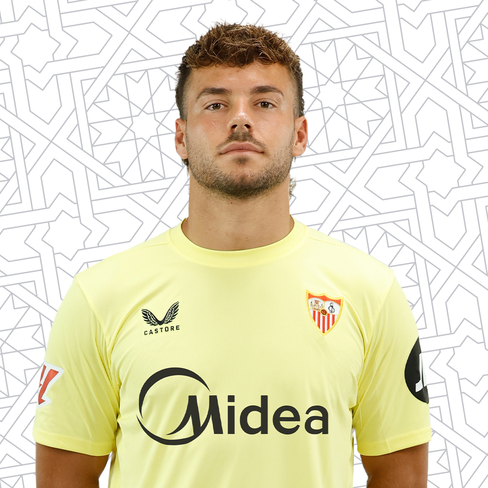 Álvaro Fernández con la camiseta del Sevilla FC