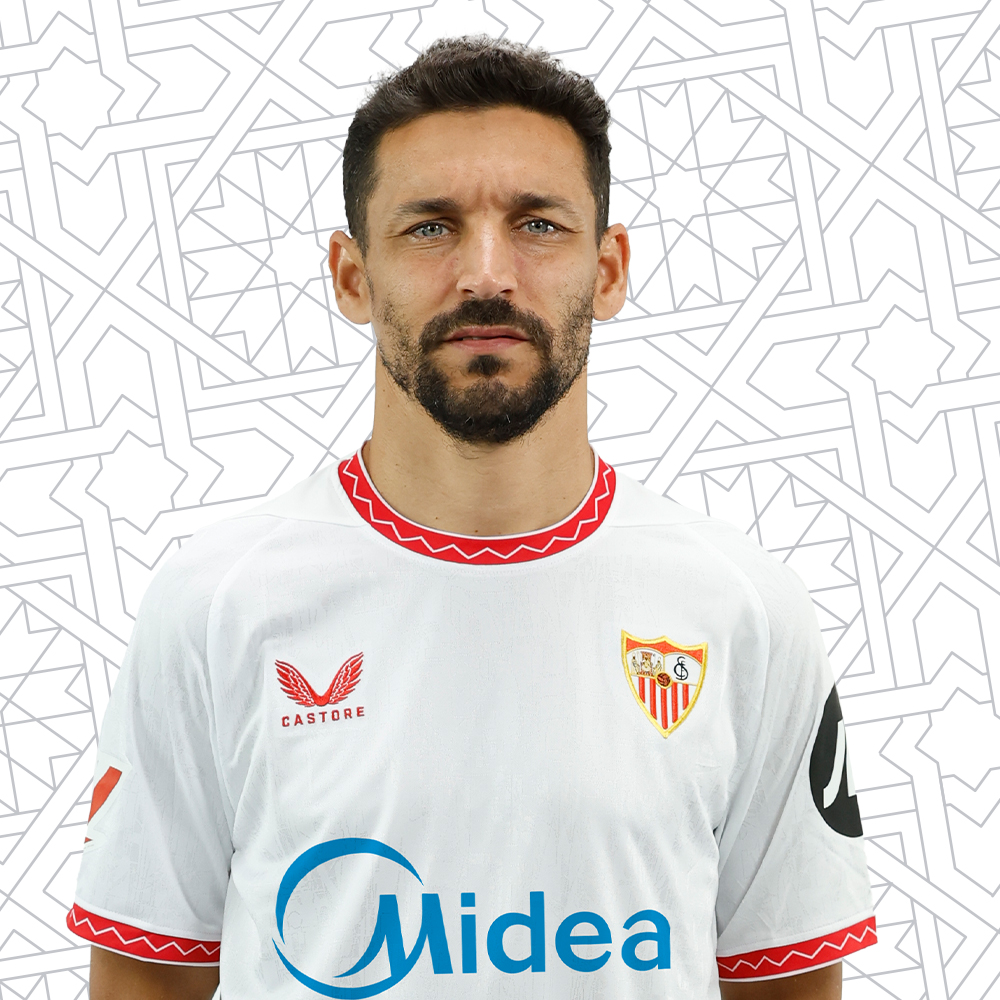 Jesús Navas posando con la camiseta del Sevilla FC