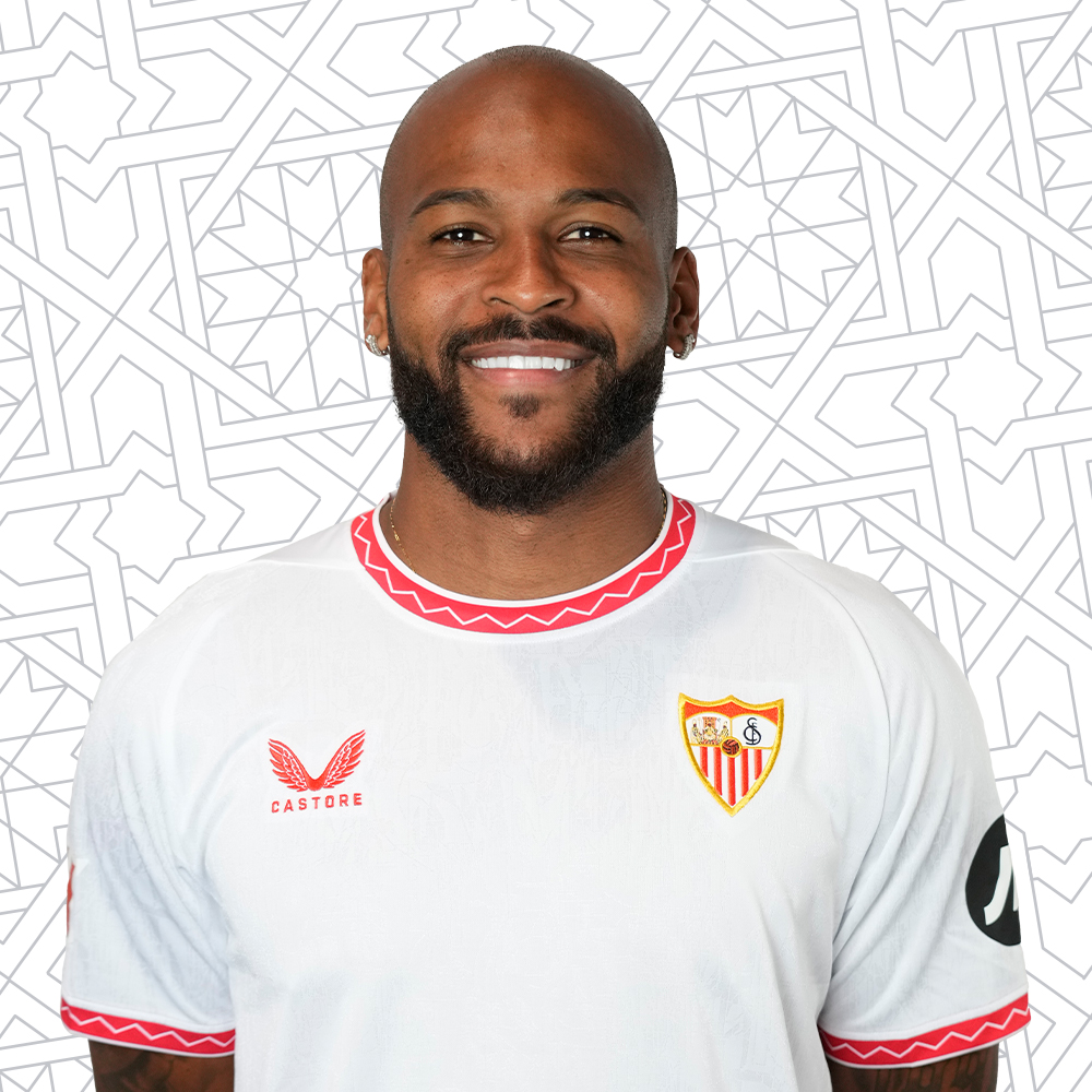 Marcao posando con la camiseta del Sevilla FC