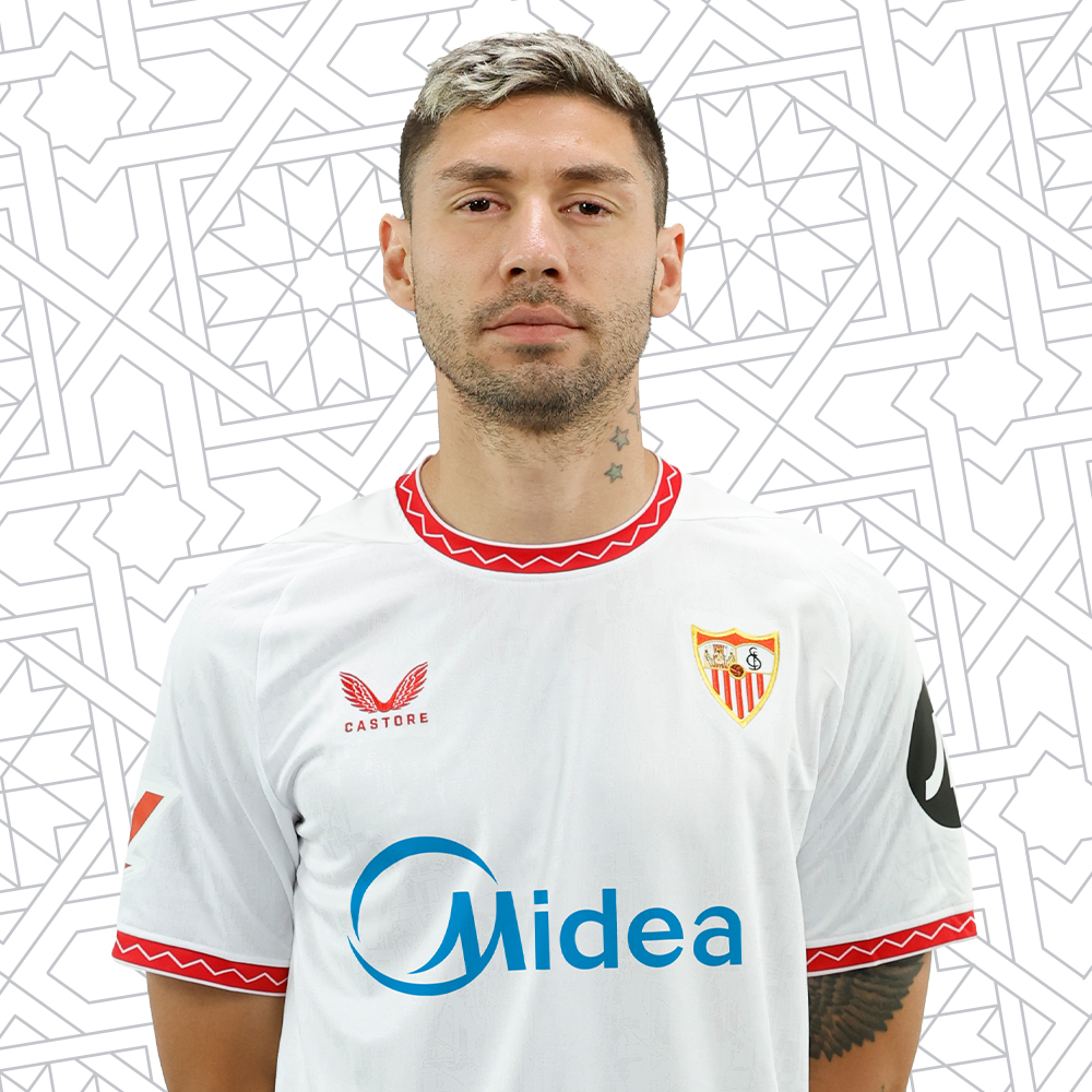 Montiel posando con la camiseta del Sevilla FC