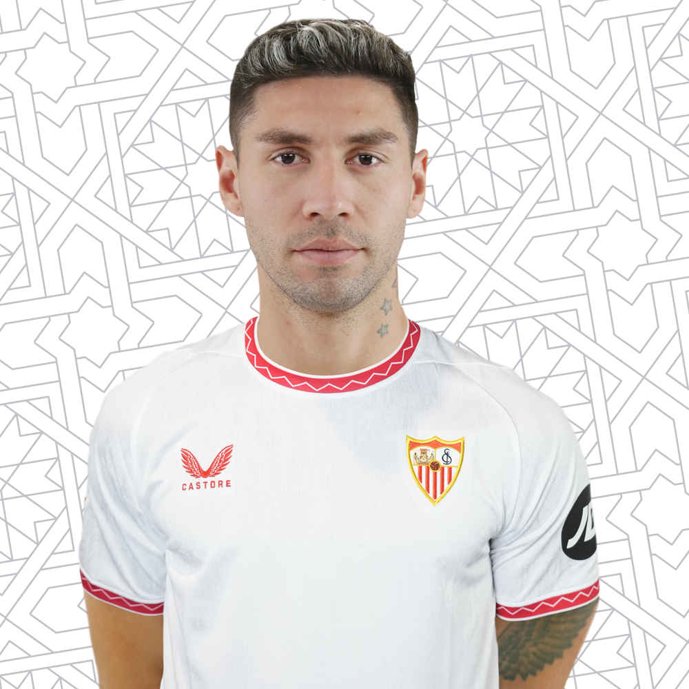 Montiel posando con la camiseta del Sevilla FC