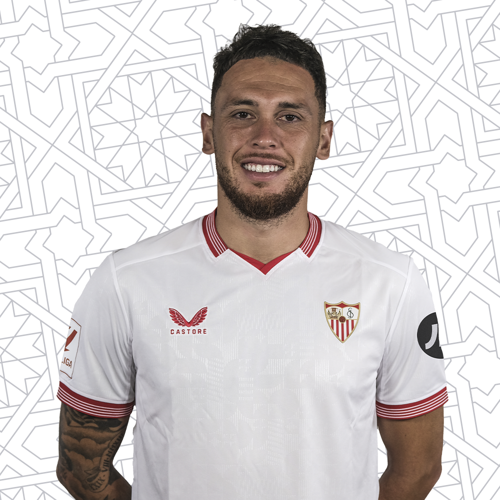 Ocampos posando con la camiseta del Sevilla FC