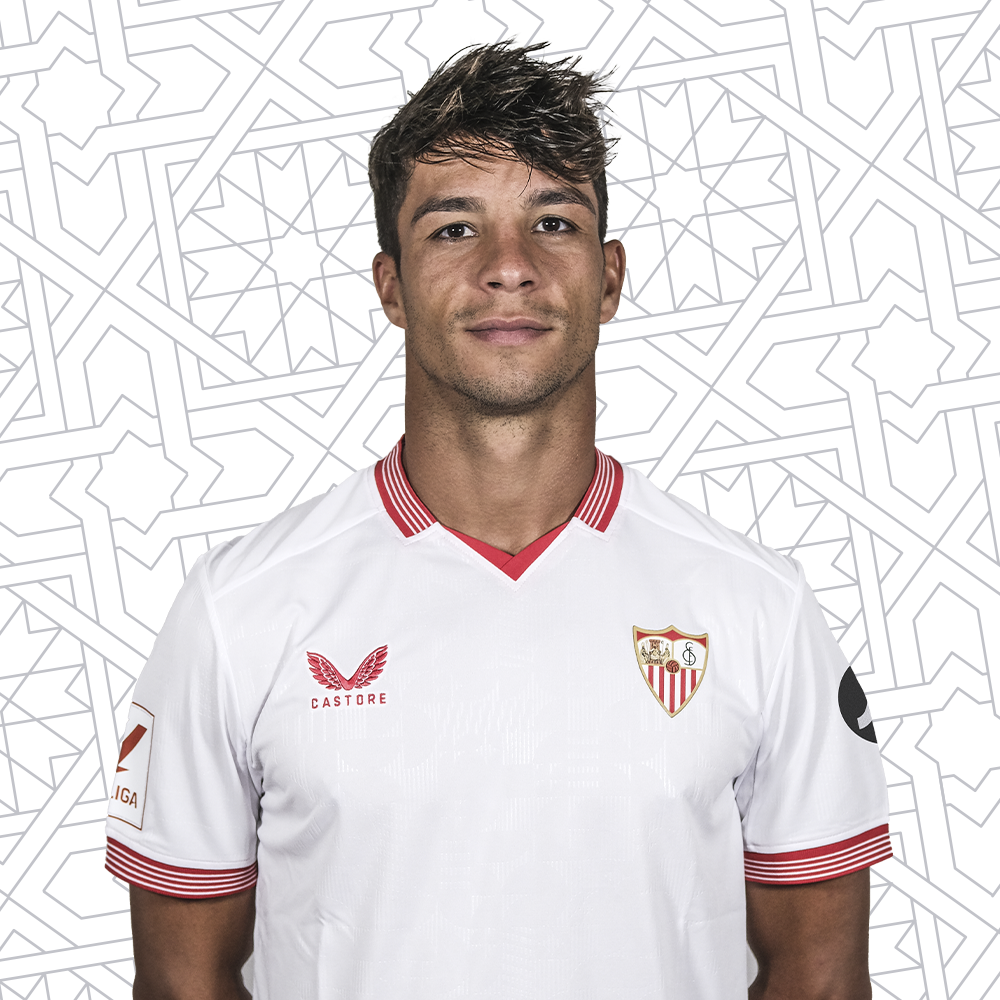 Oliver Torres posando con la camiseta del Sevilla FC