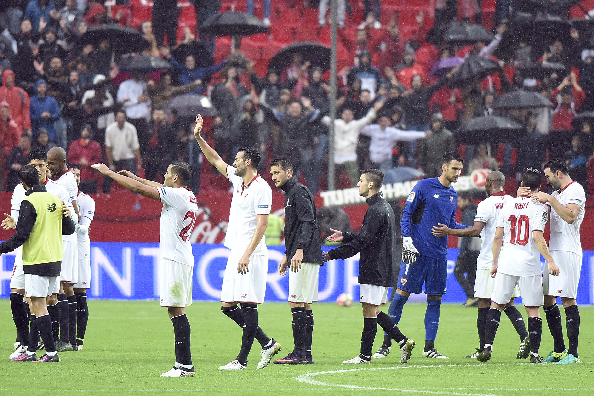 Players celebrate the victory against Atlético 