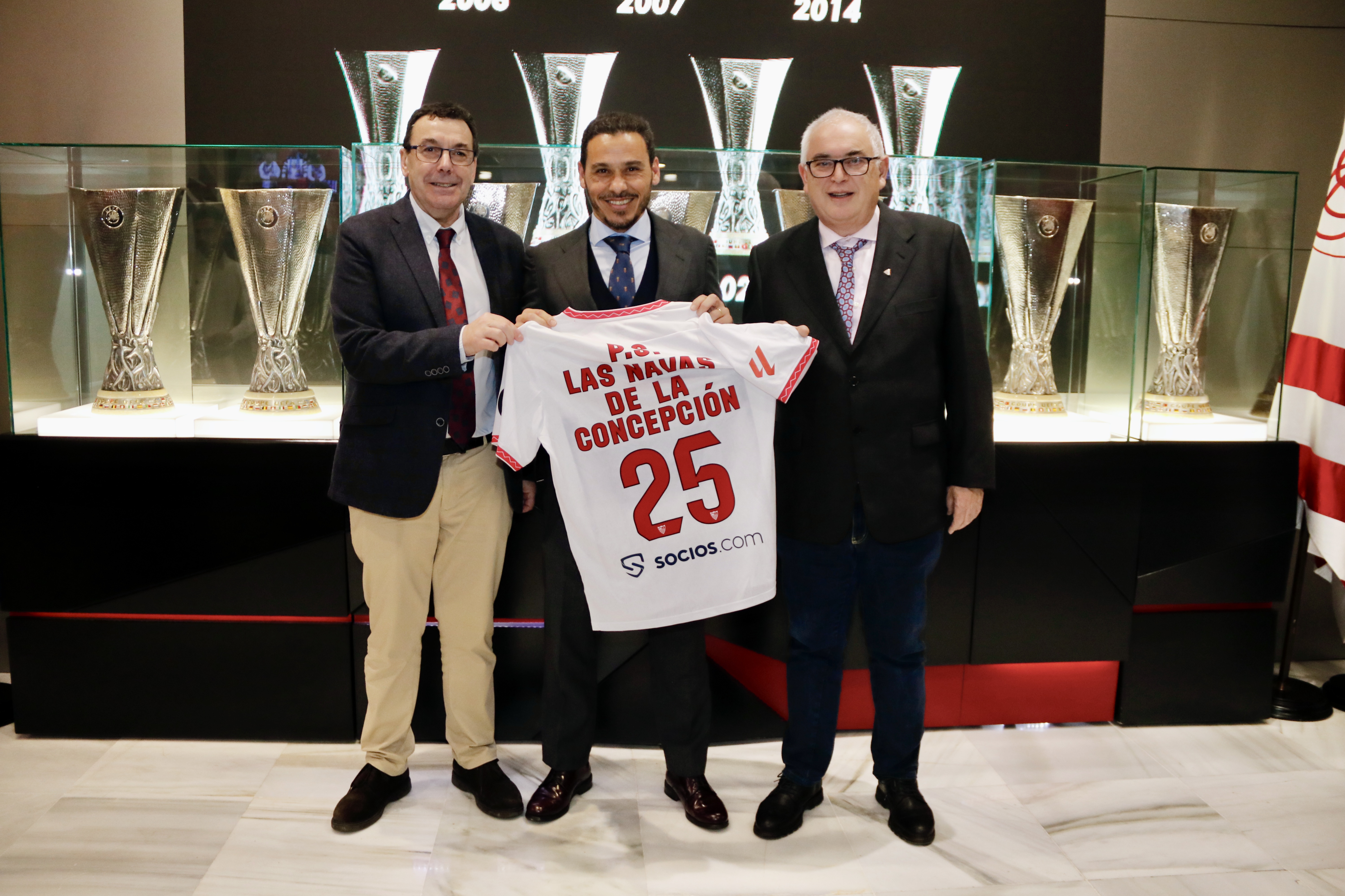 Los representantes de la PS Las Navas de la Concepción, junto al presidente del Sevilla FC.