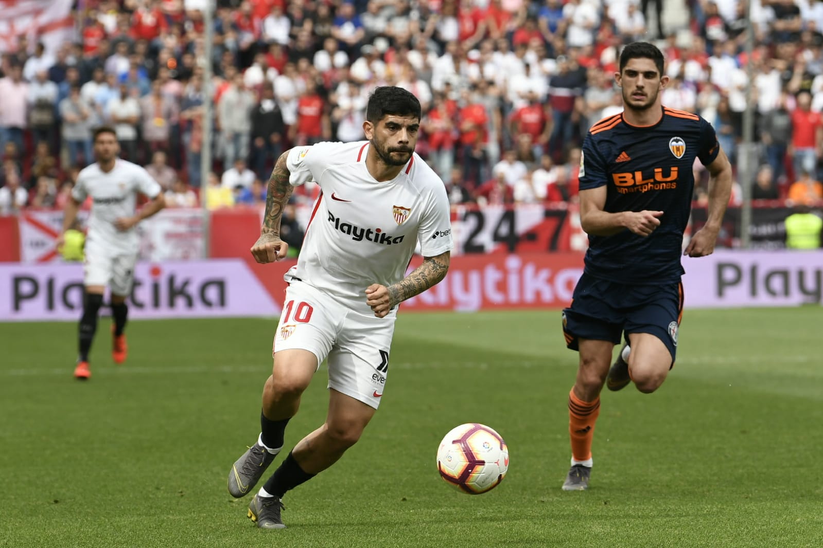 Banega del Sevilla FC ante el Valencia CF