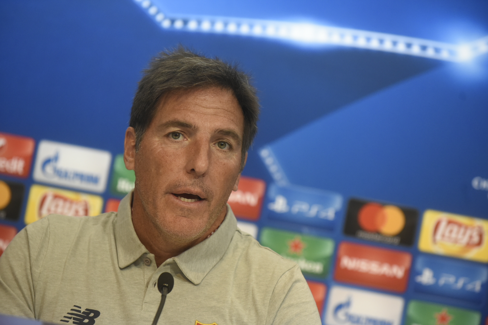 Eduardo Berizzo en sala de prensa