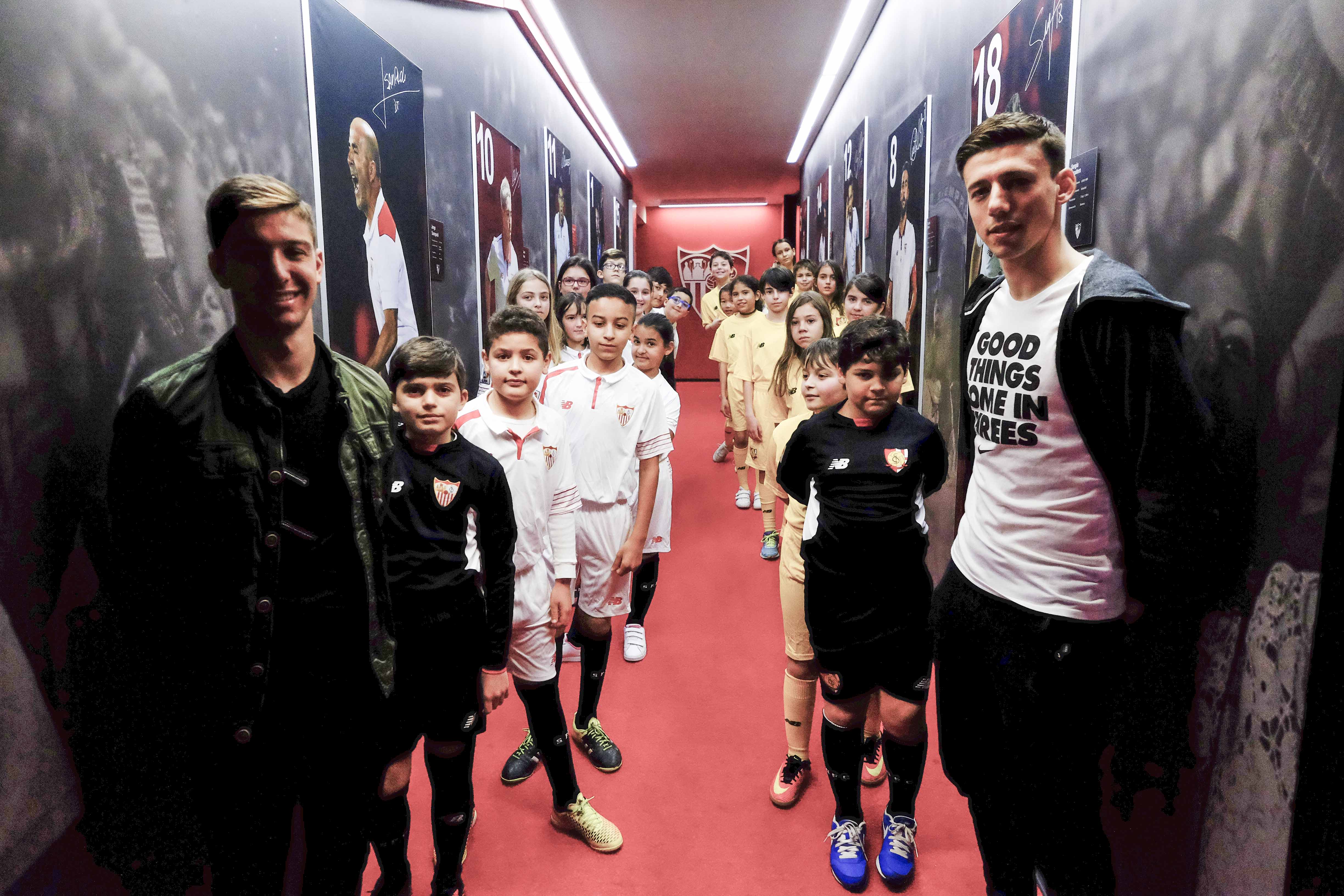 Vietto y Lenglet con los alumnos del CEIP Adriano del Valle 