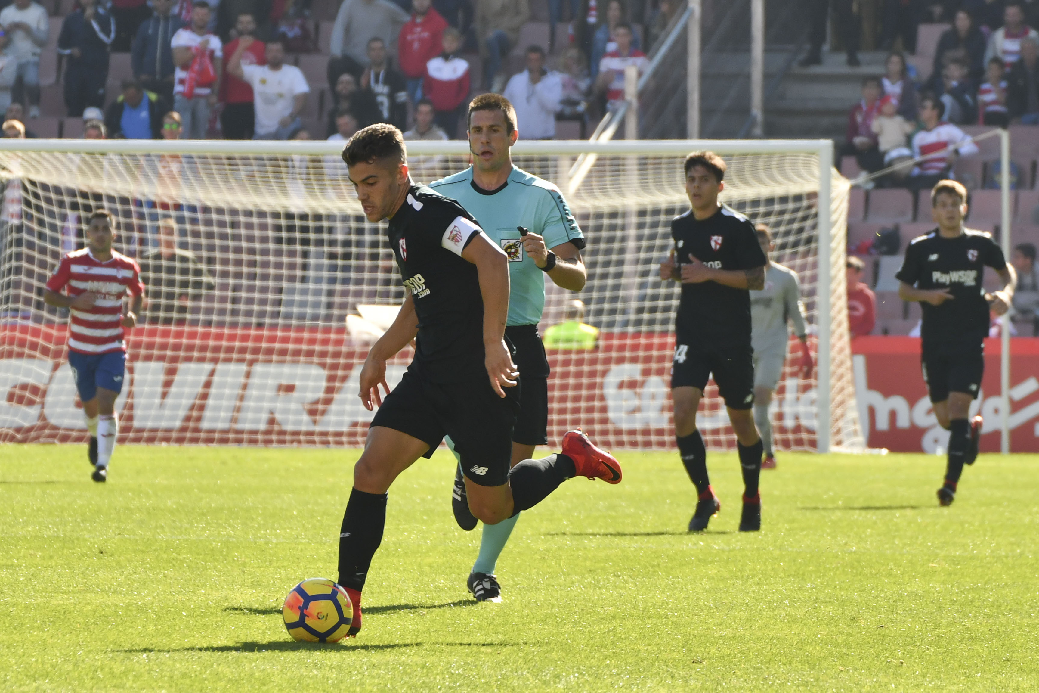 Curro dirige el balón en Granada