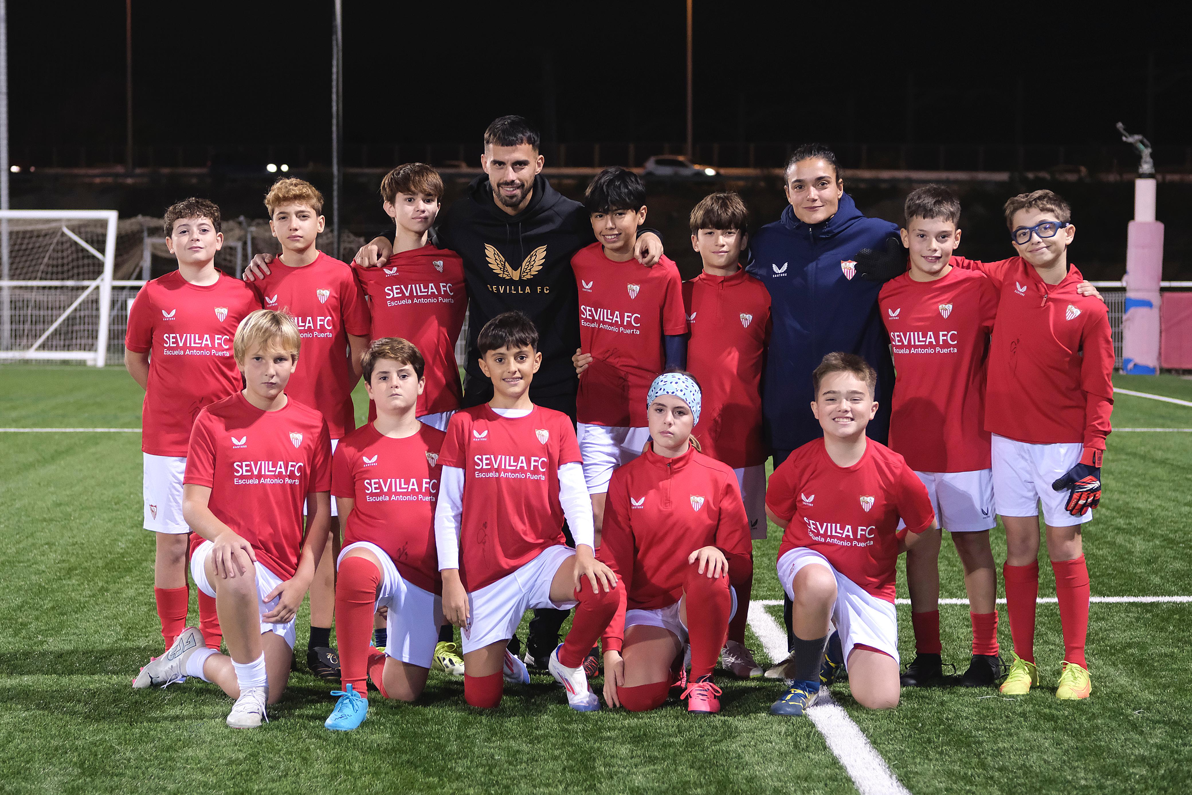 Suso, junto a los alumnos de la Escuela Antonio Puerta.