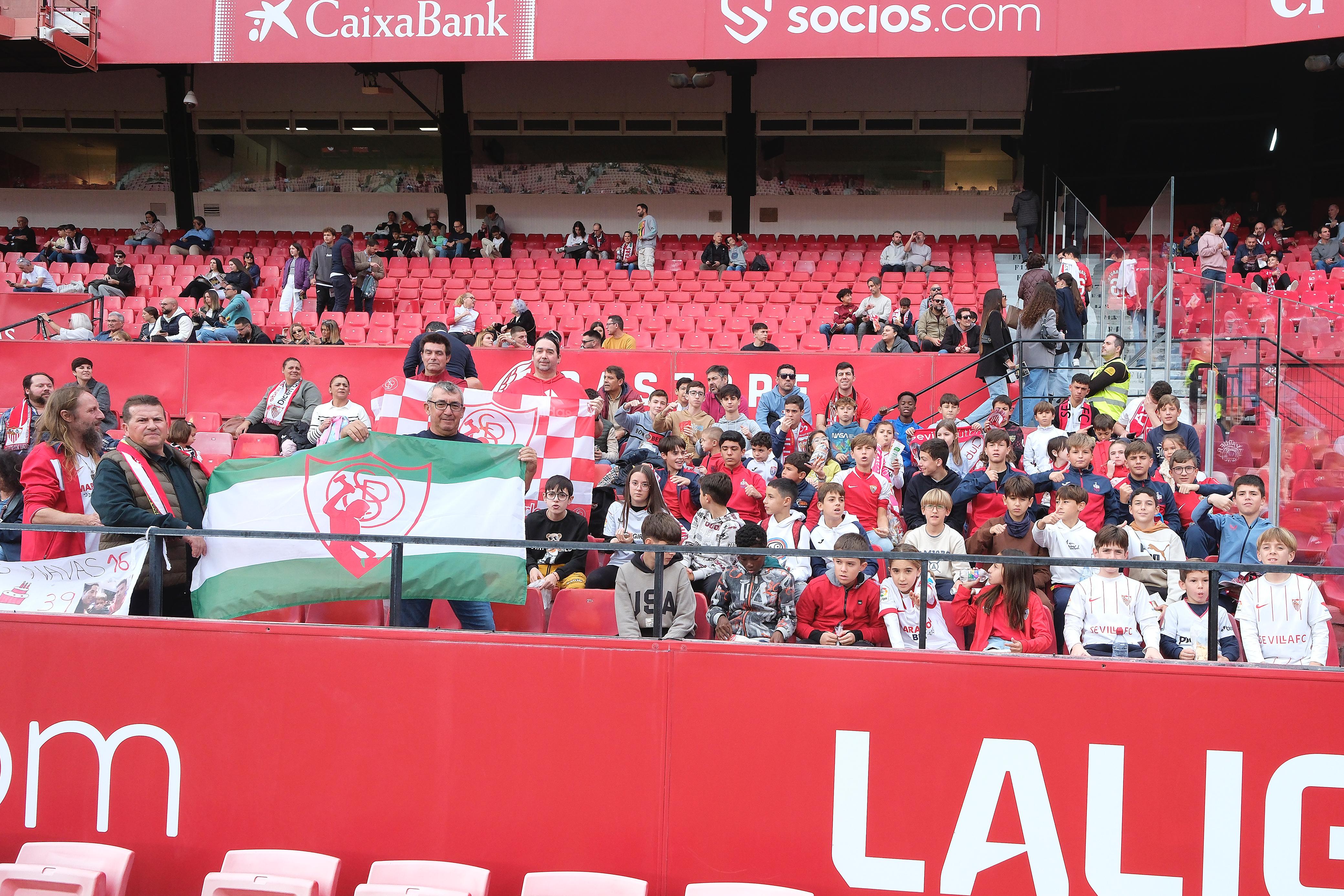 Niños de la PS Carlos, de Herrera, en el Sevilla-Rayo.