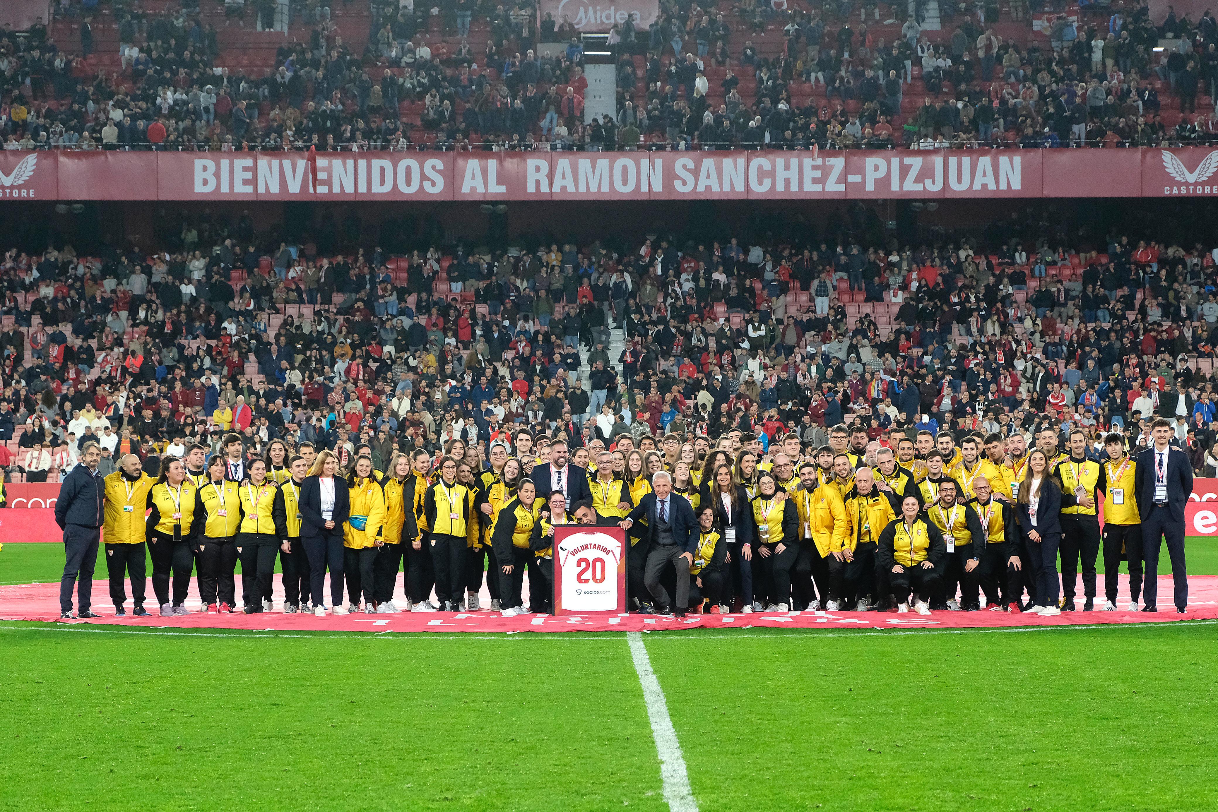 Los voluntarios reciben el homenaje del club en el partido ante el CA Osasuna.