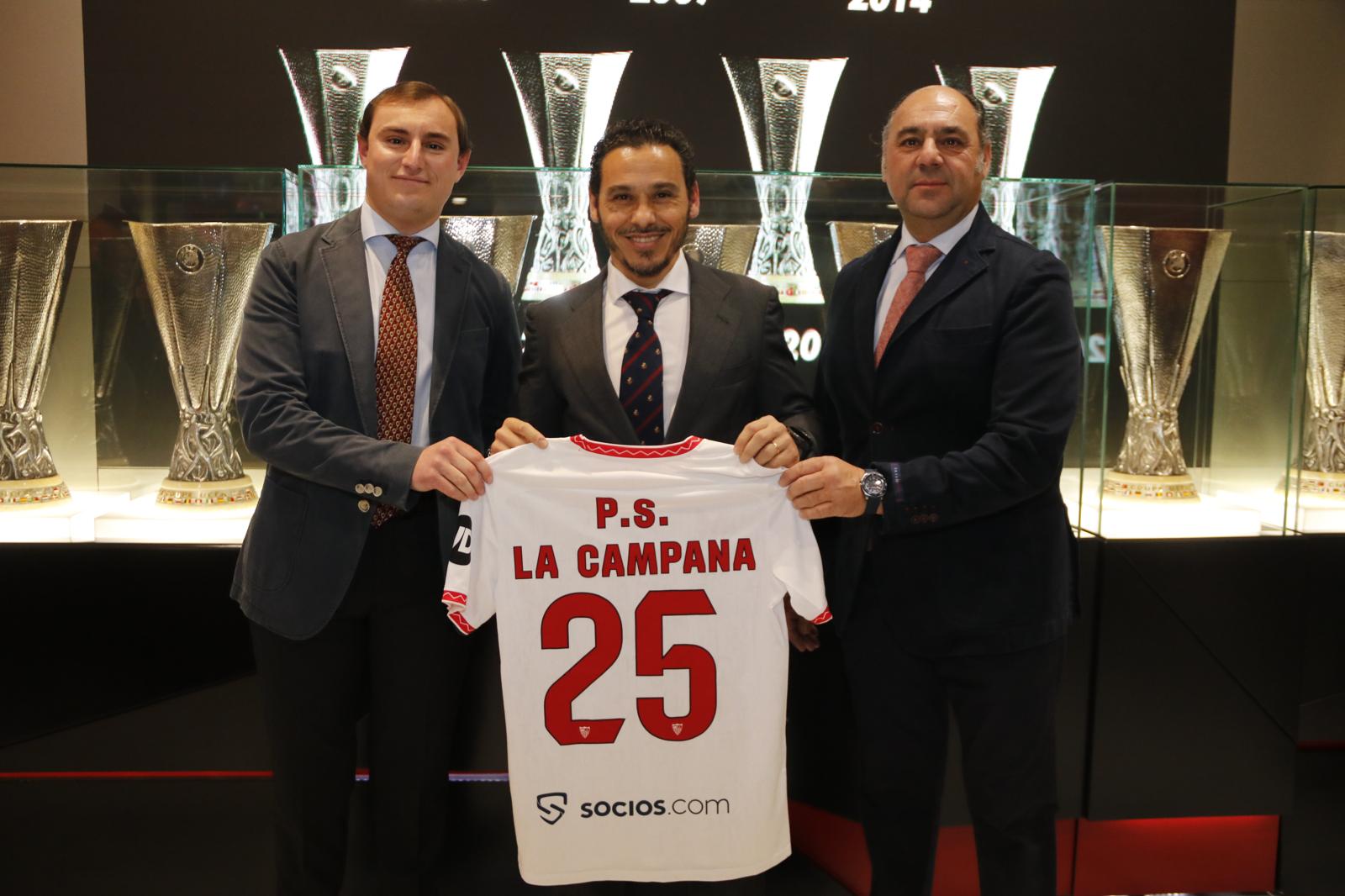 El presidente del Sevilla FC, junto a los representantes de la PS de La Campana