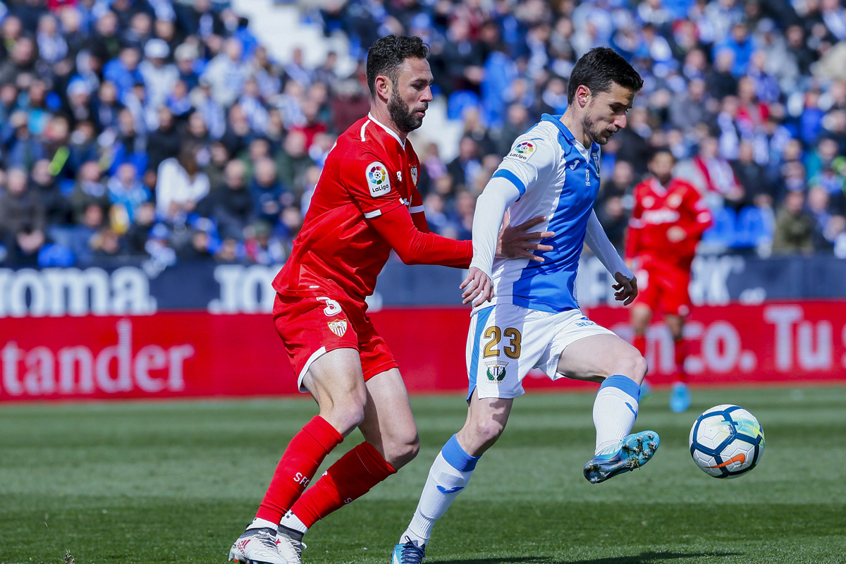 Miguel Layún del Sevilla FC ante el CD Leganés