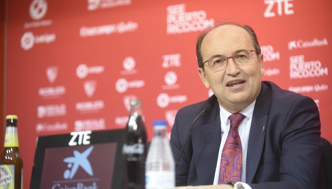 El presidente José Castro en la presentación de Eduardo Berizzo