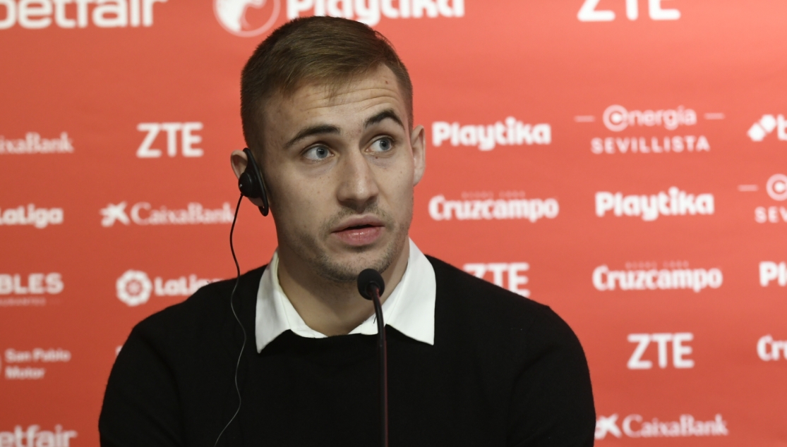 Marko Rog atiende a los medios en su presentación