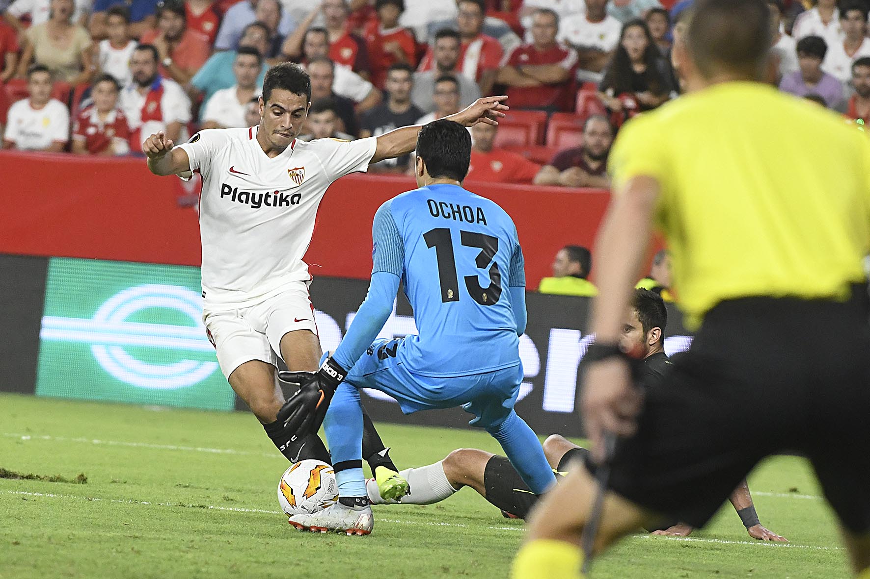 Ben Yedder del Sevilla FC ante el Standard