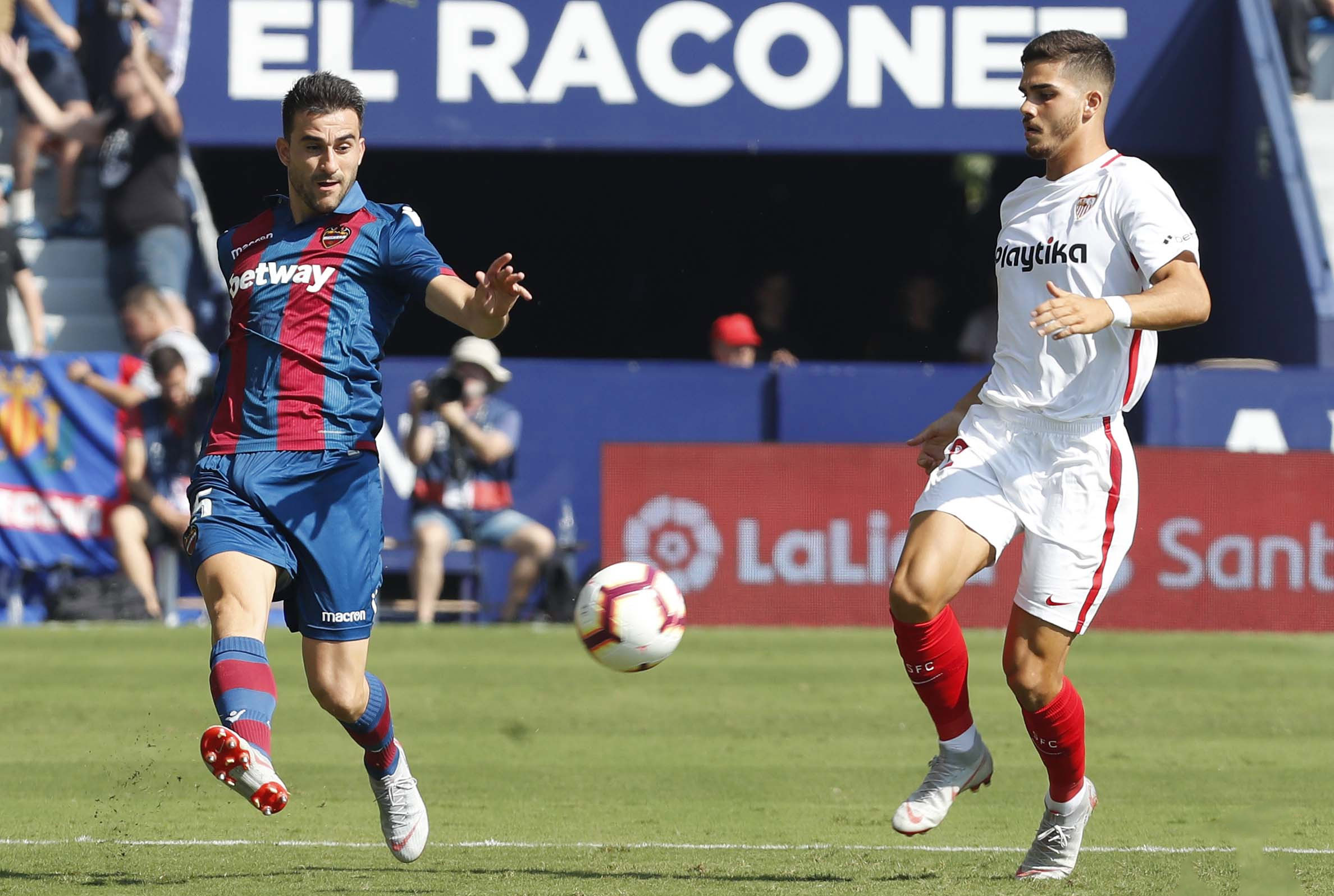 André Silva del Sevilla FC ante el Levante UD