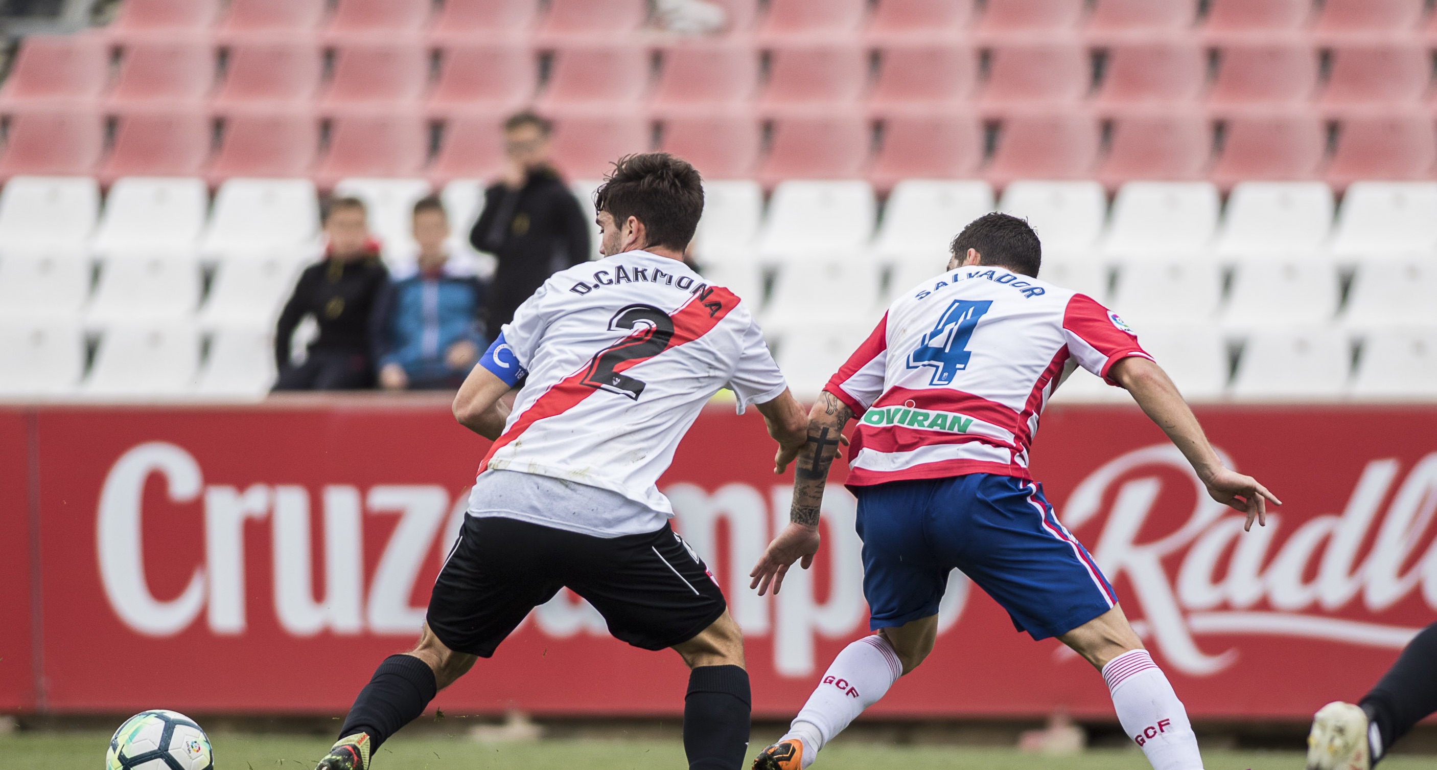 David Carmona en una acción ante el Granada