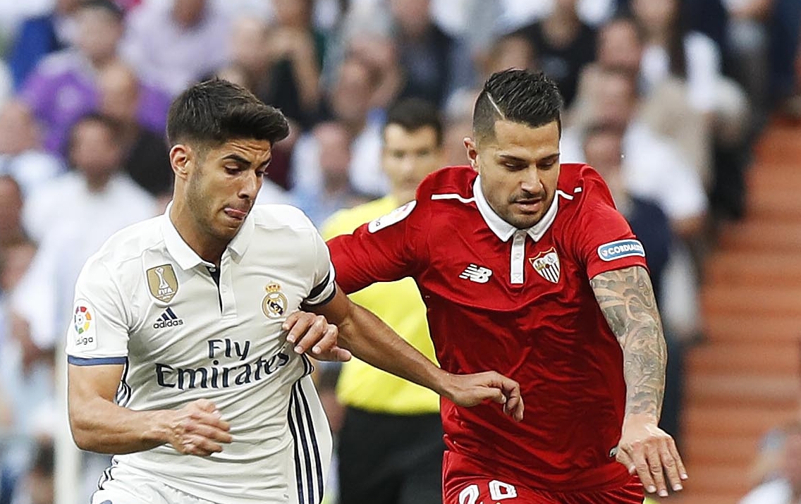 Vitolo conduce el balón en el Bernabéu