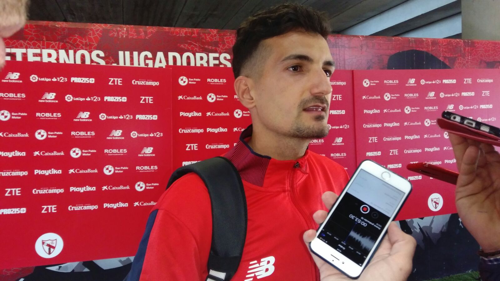 Álex Muñoz en zona mixta tras el Barcelona B