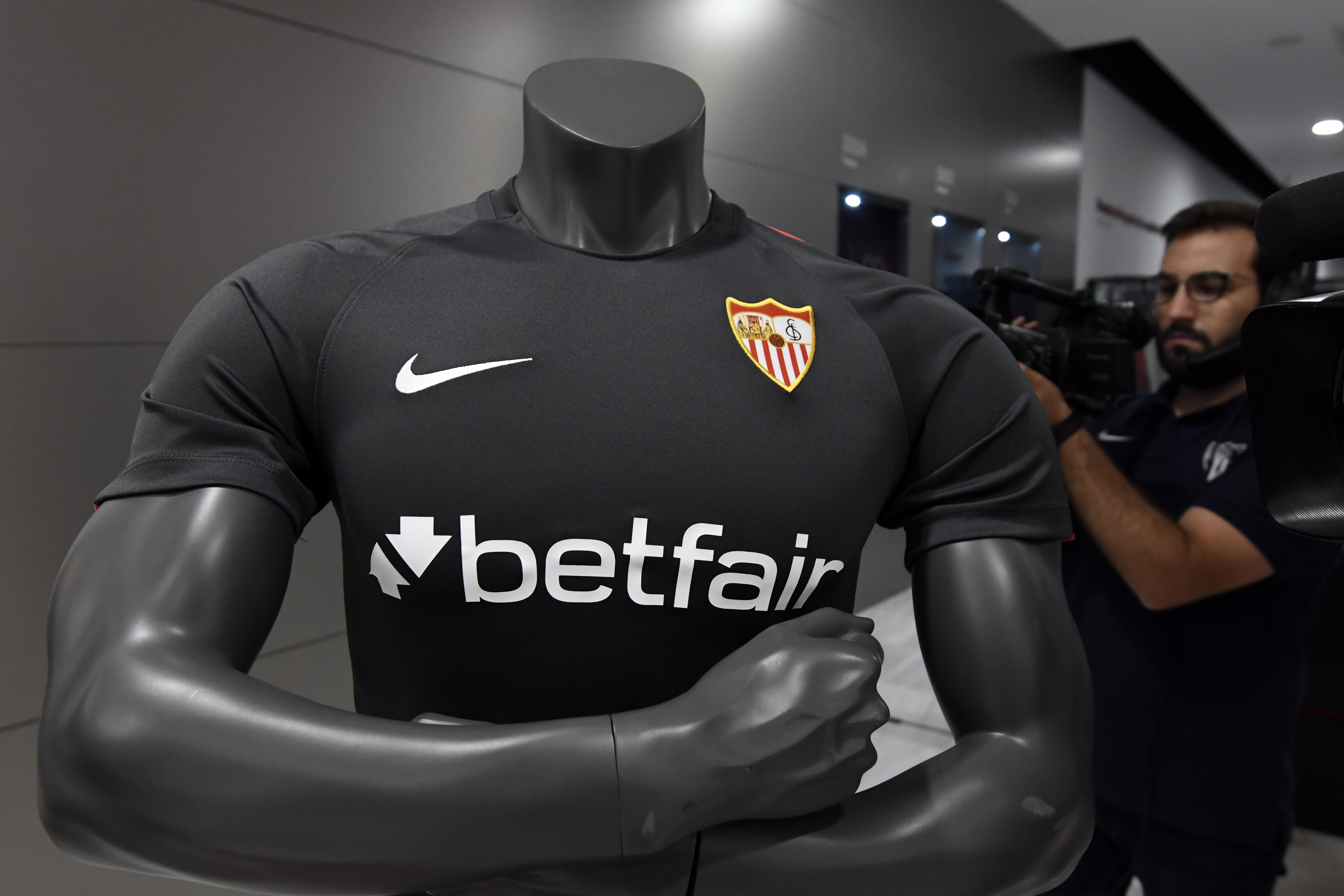 El logotipo de Betfair en la camiseta de entrenamiento