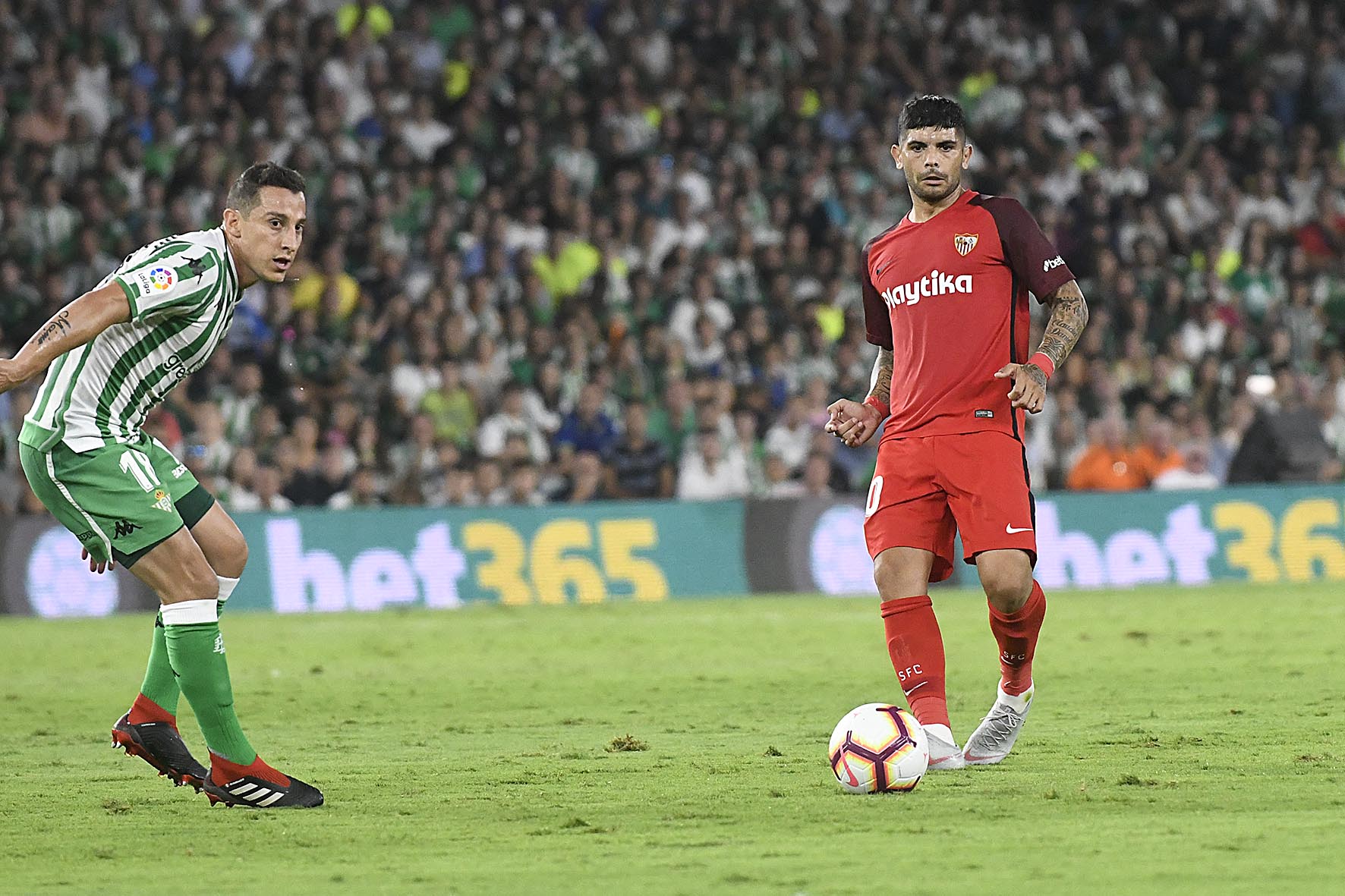 Banega del Sevilla FC ante el Betis