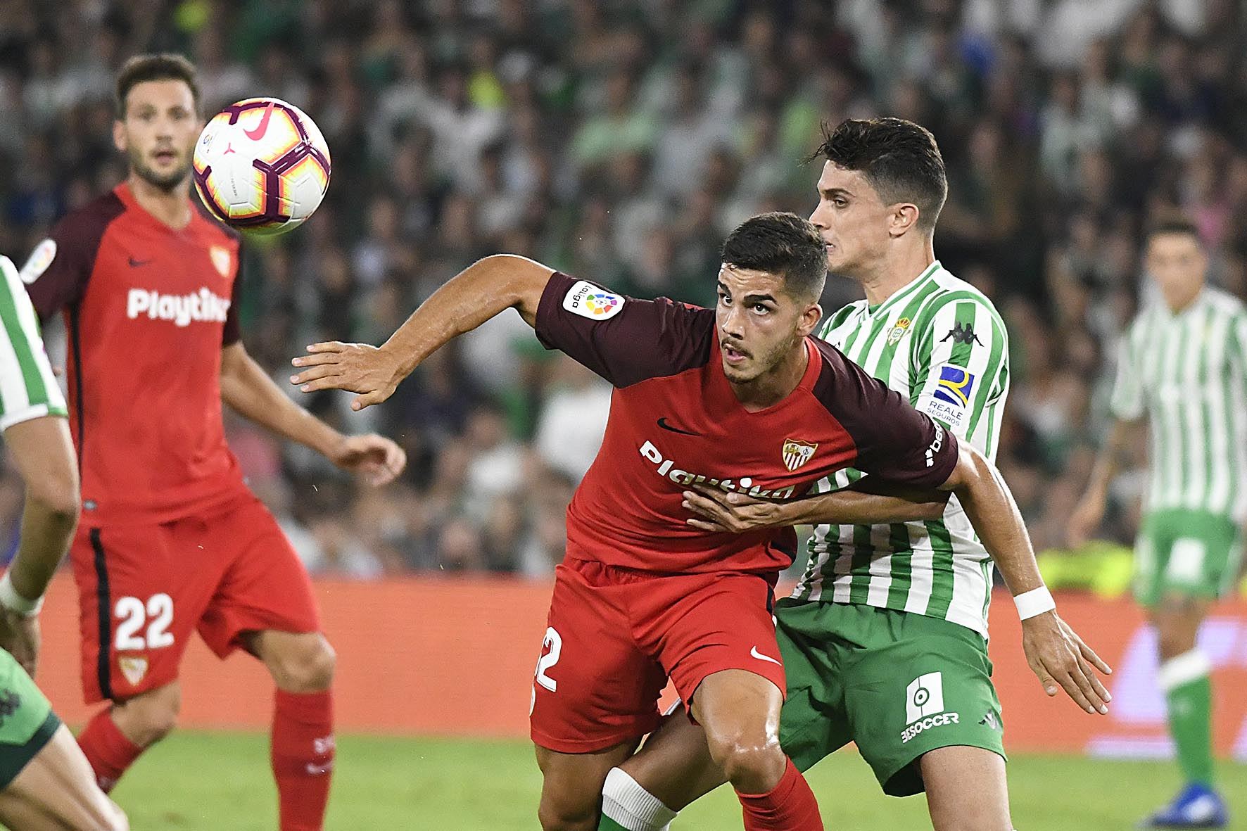 André Silva del Sevilla FC ante el verdiblanco Bartra