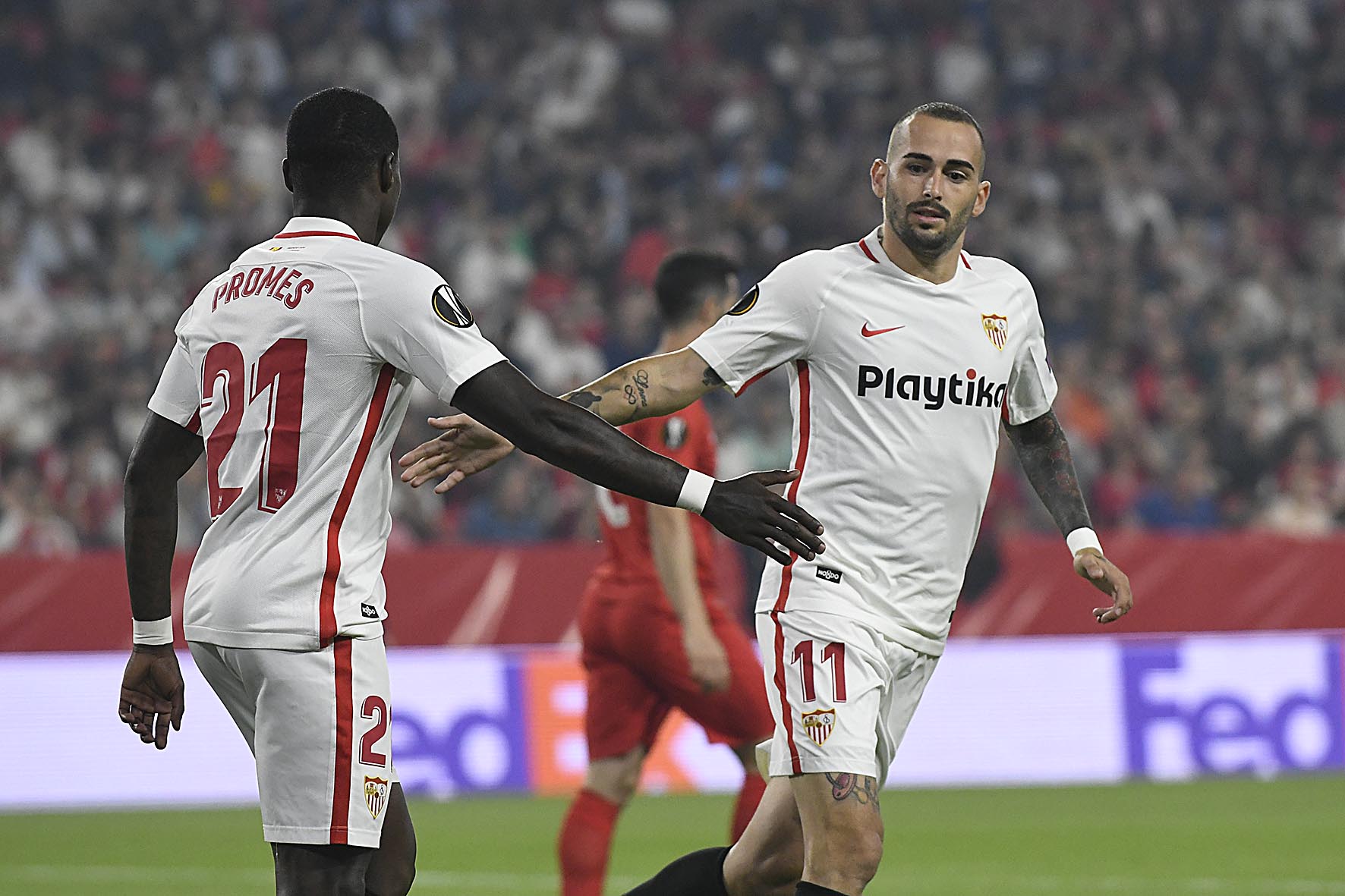 Aleix Vidal celebra un gol con Promes 