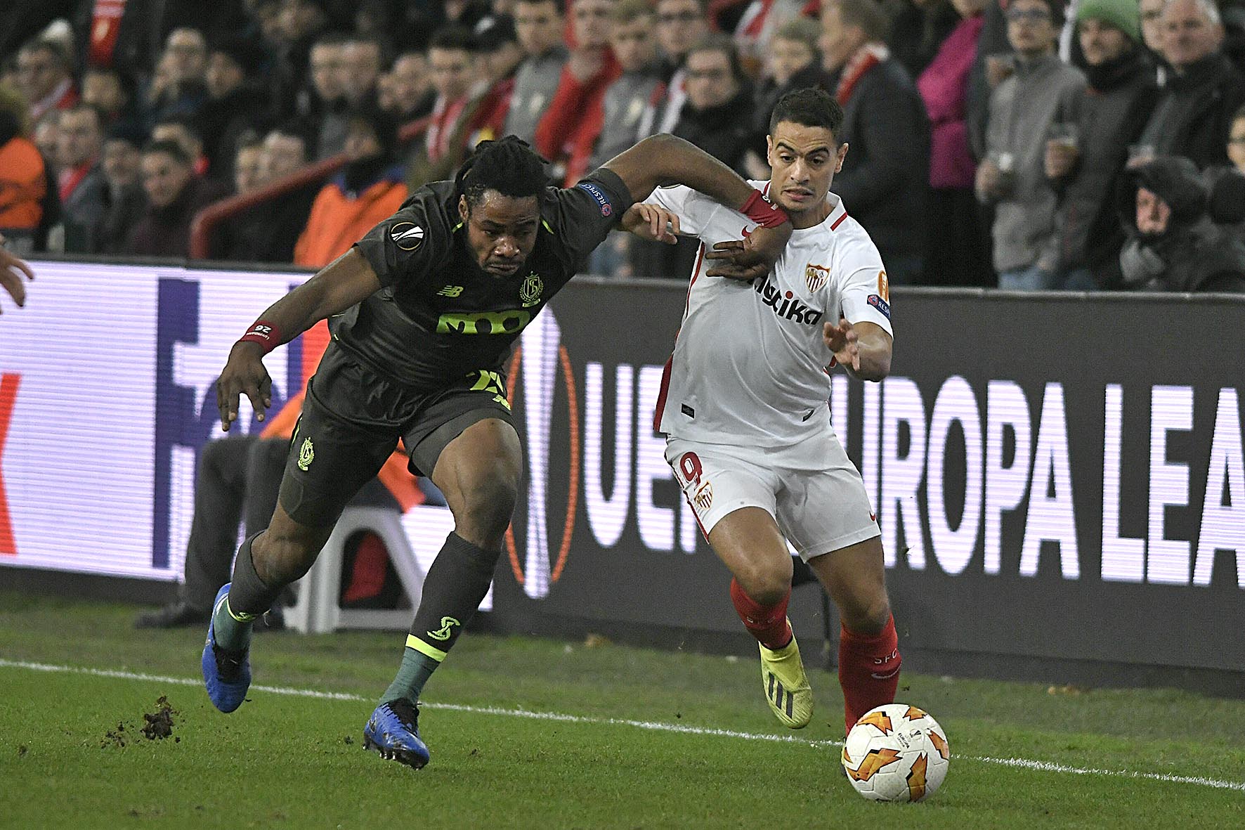 Ben Yedder busca controlar una pelota