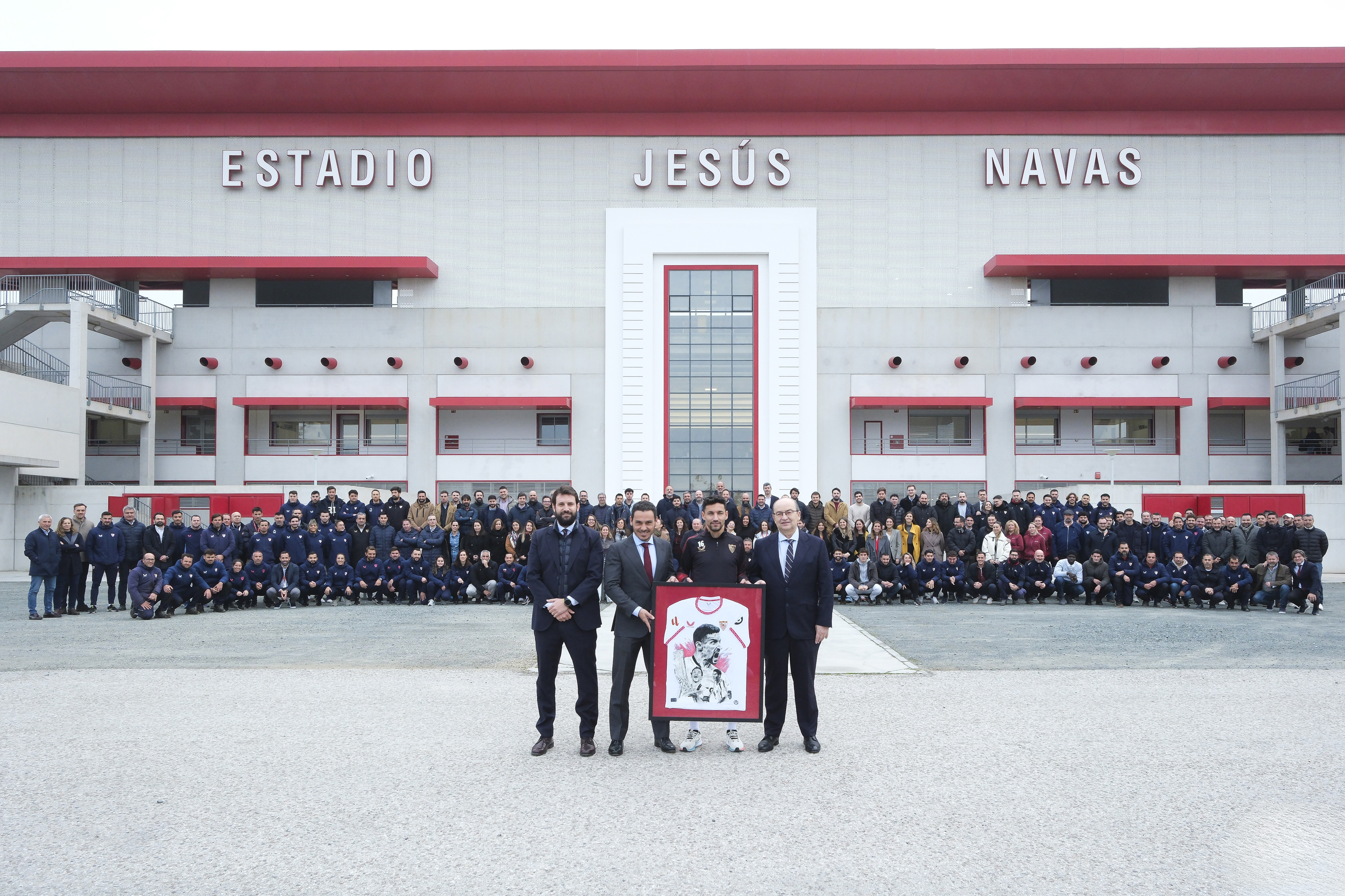 Jesús Navas, junto a los empleados del Sevilla FC.