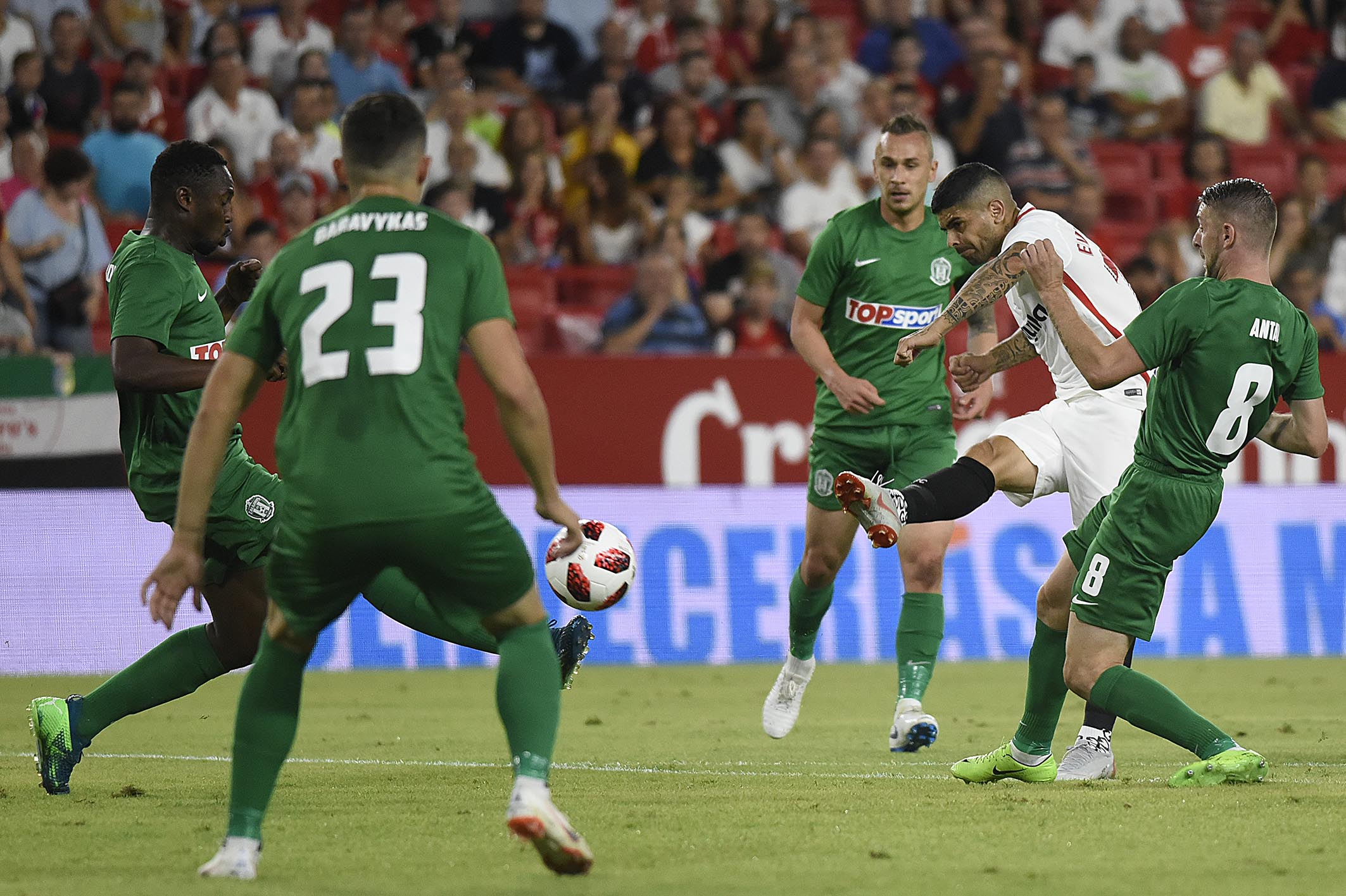 Banega del Sevilla FC ante el FK Zalgiris