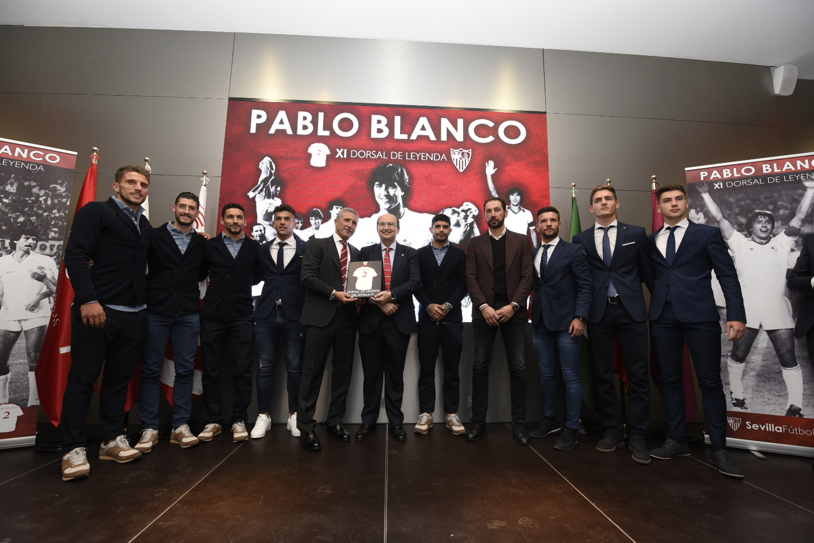 Pablo Blanco posa con los jugadores del primer equipo y la cantera