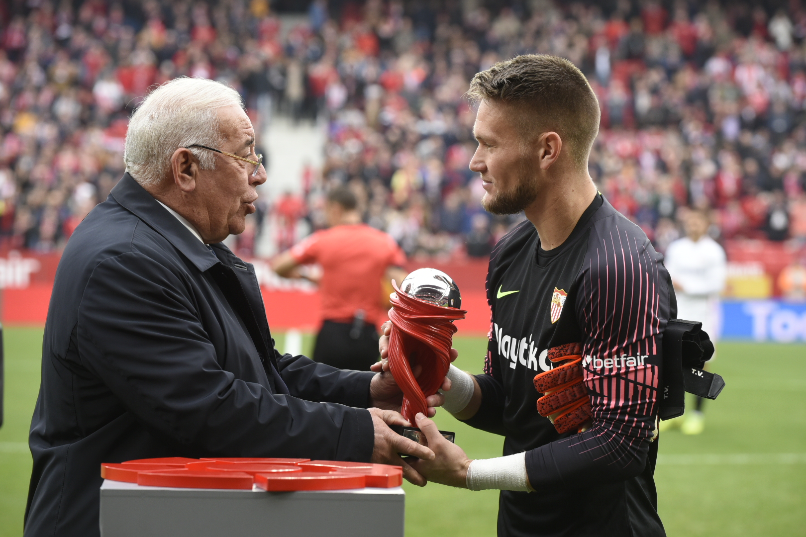 Vaclík recibe el trofeo de MVP de noviembre de manos de Súper Paco