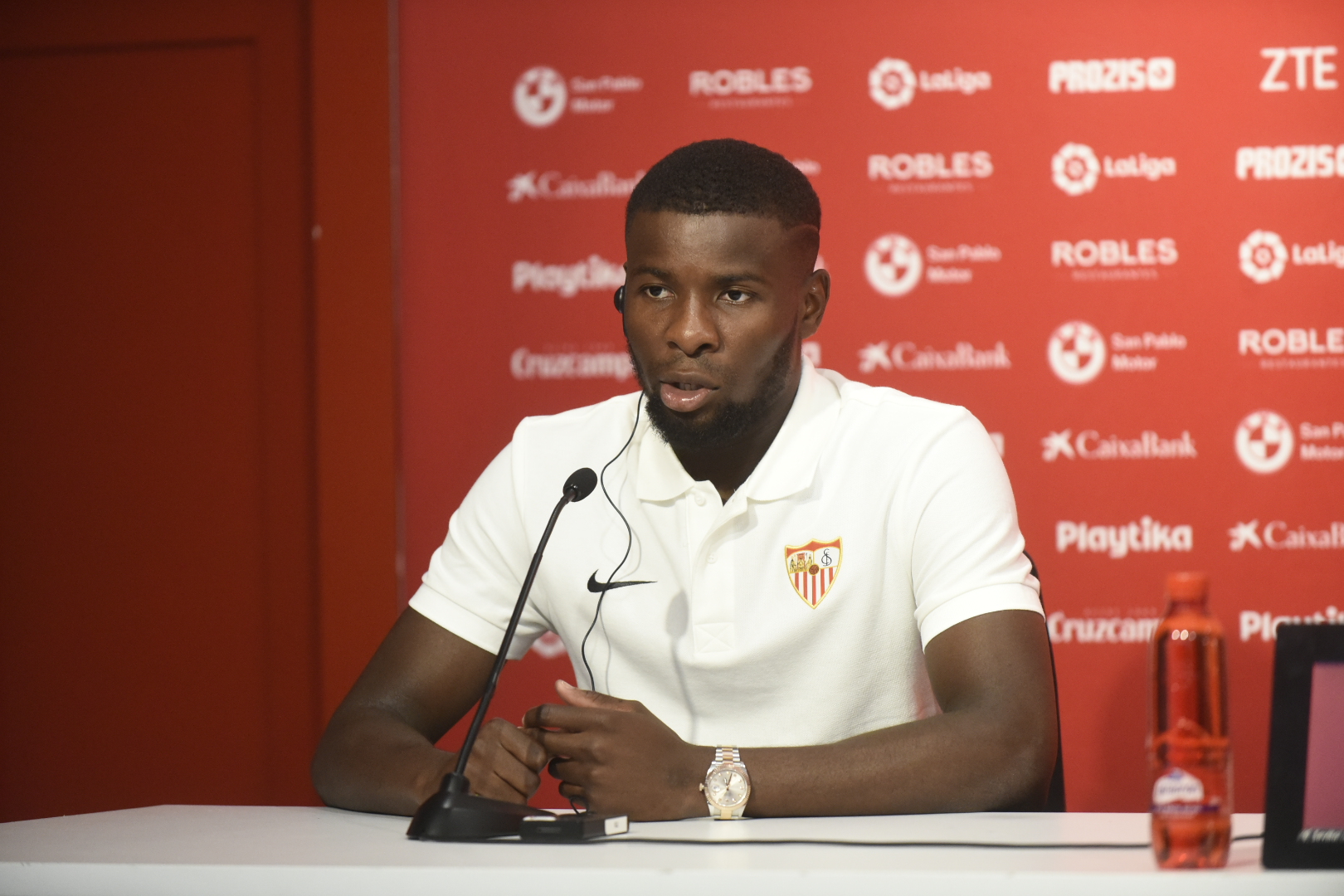 Amadou en su presentación con el Sevilla FC