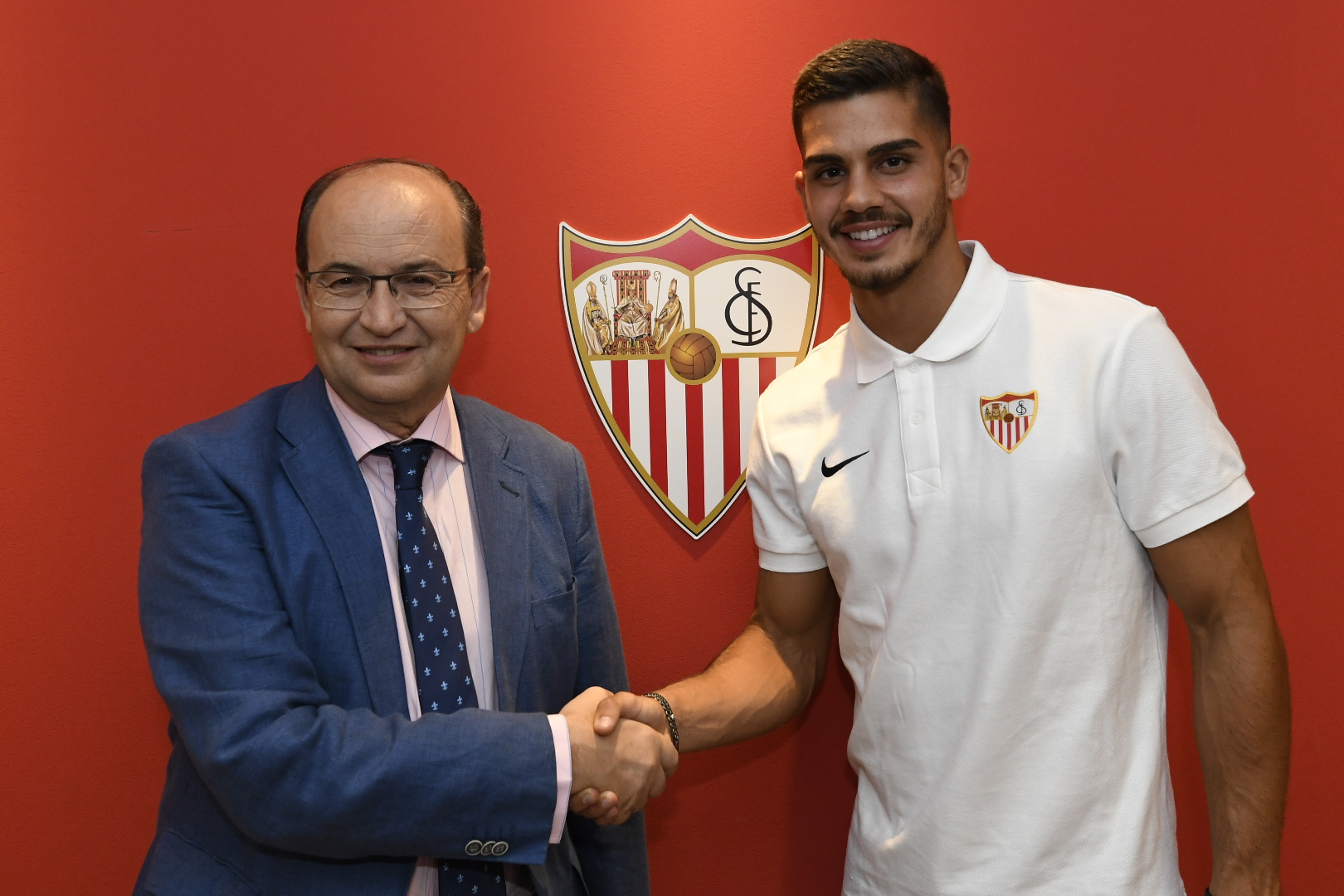 José Castro y André Silva tras la firma del contrato