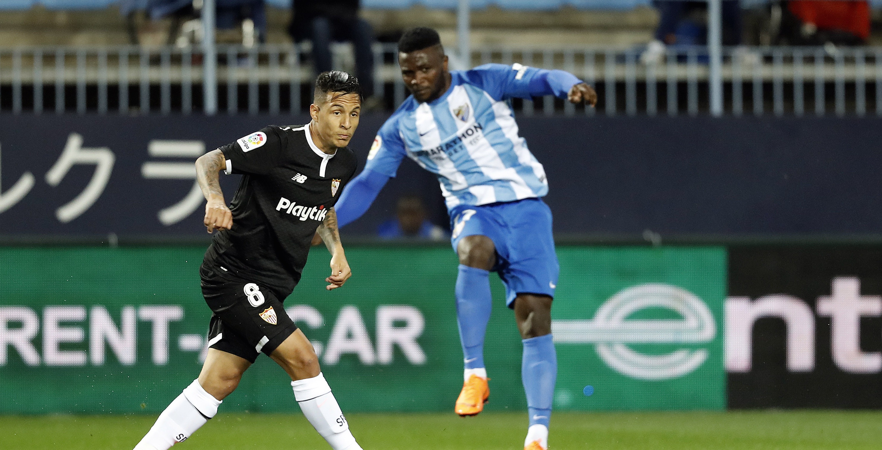 Arana disputa un balón ante el Málaga