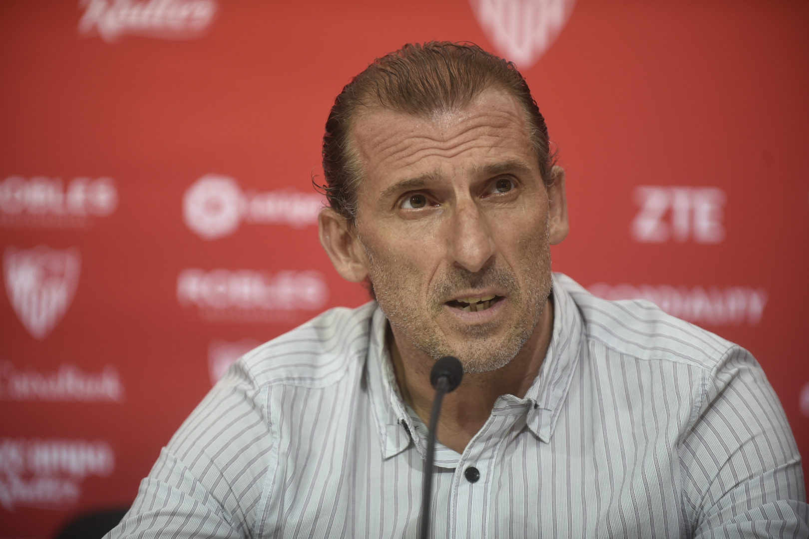 Óscar Arias en la rueda de prensa de presentación de Banega y Pizarro