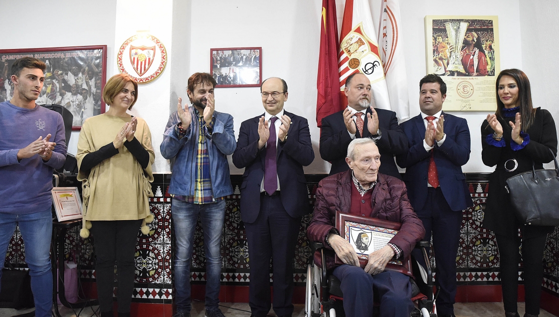 Homenaje a Roberto Alés en la Peña Sevillista Javier Labandón-El Arrebato