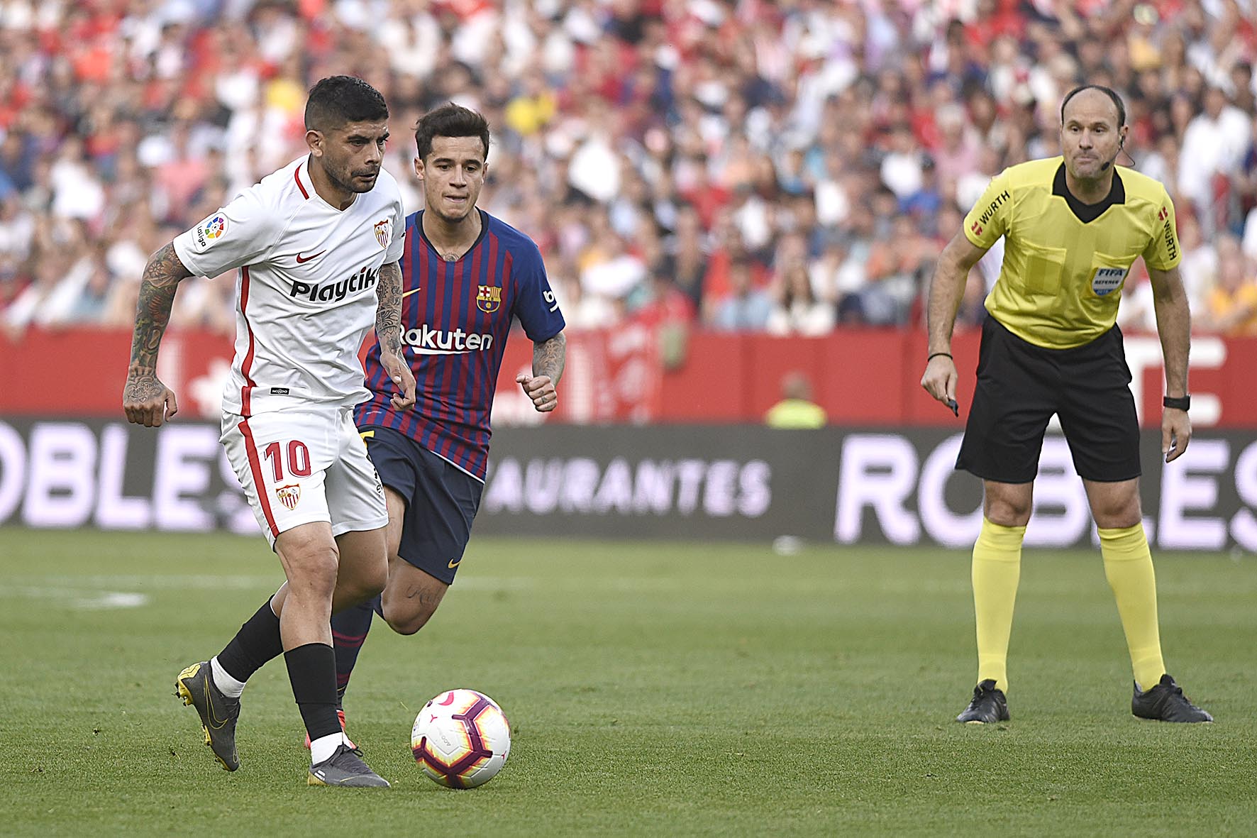 Banega del Sevilla FC ante el FC Barcelona