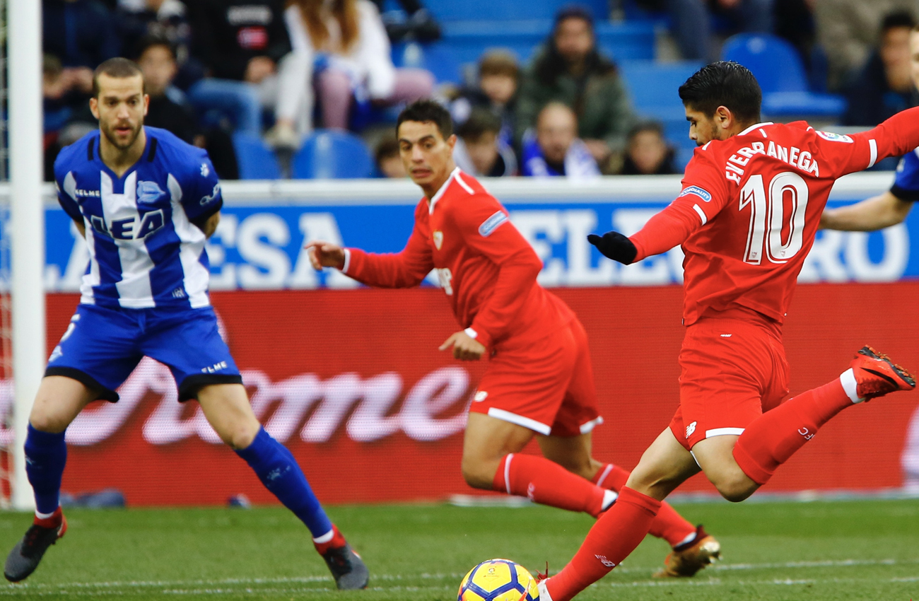 Banega golpea el balón ante el Alavés