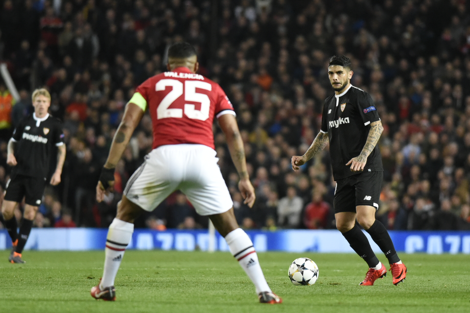 Banega del Sevilla FC ante el Manchester United