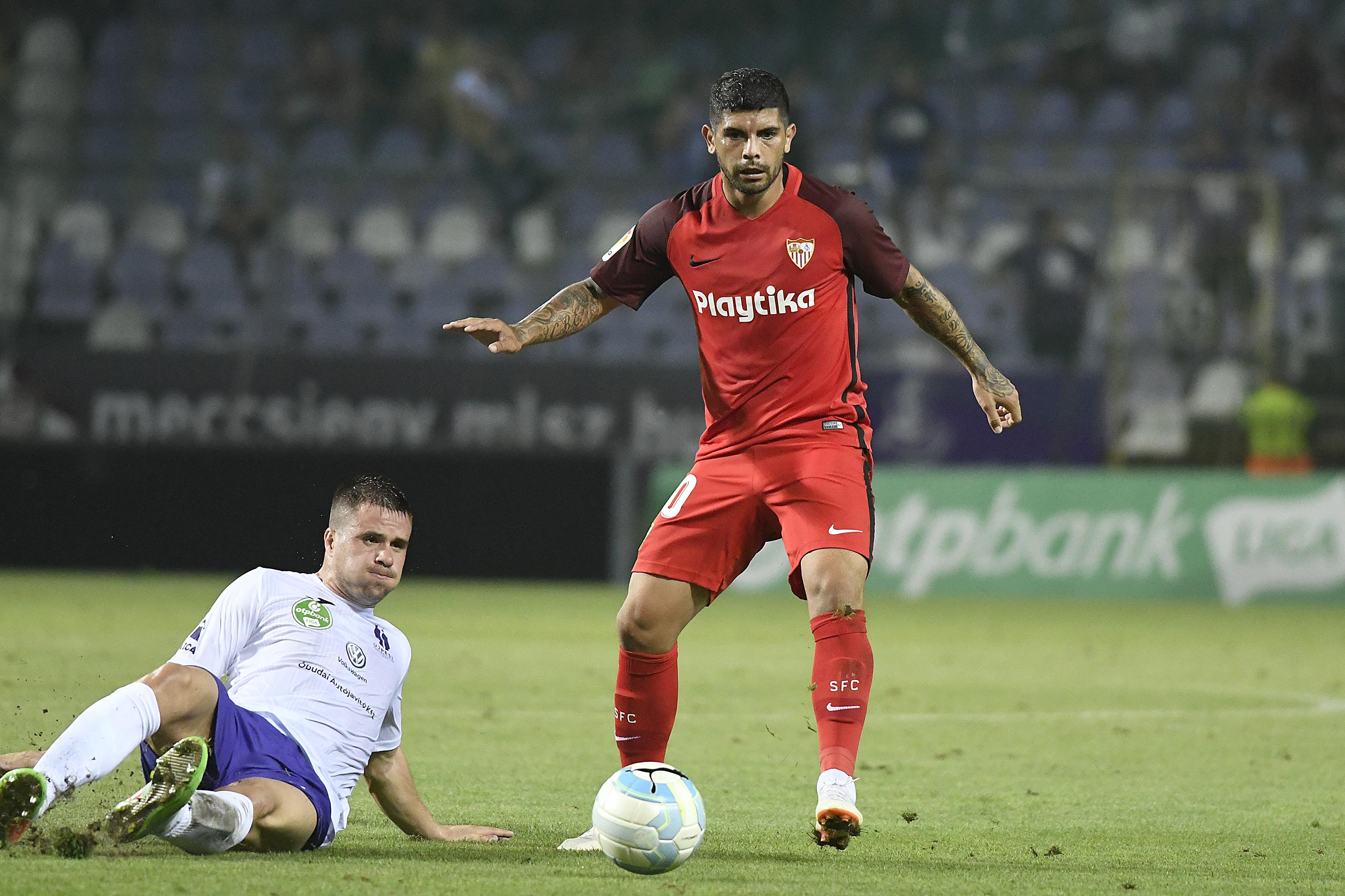 Banega del Sevilla FC ante el Újpest FC