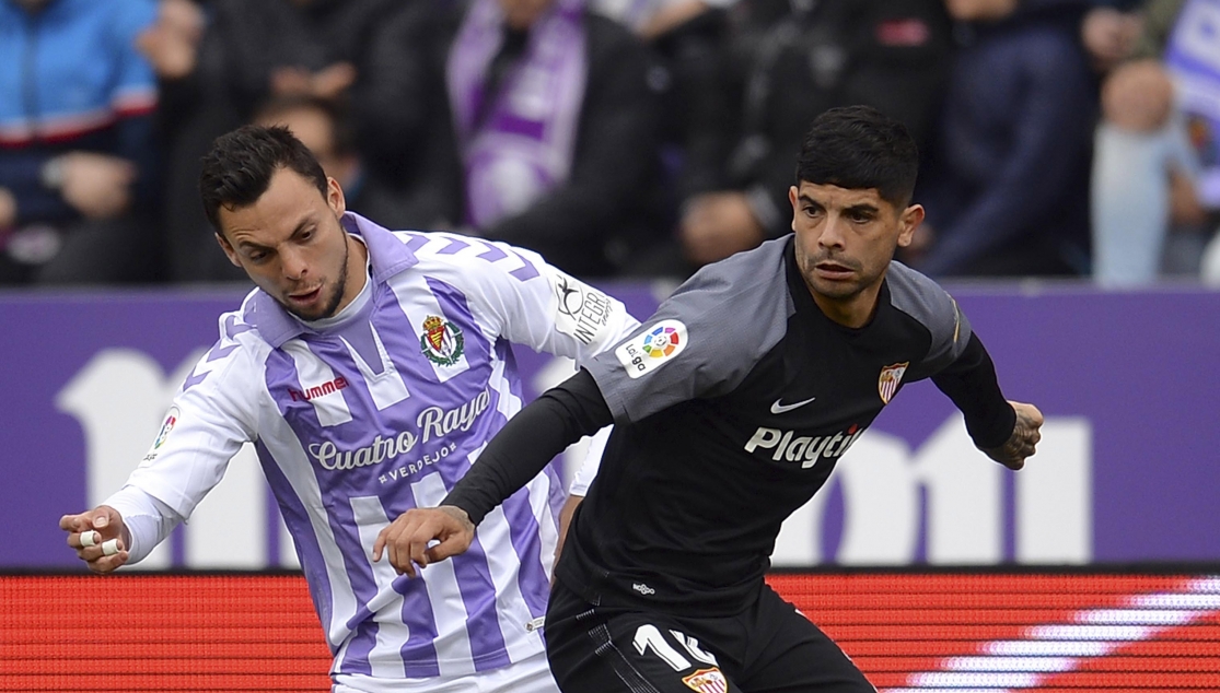 Banega del Sevilla FC ante el Valladolid