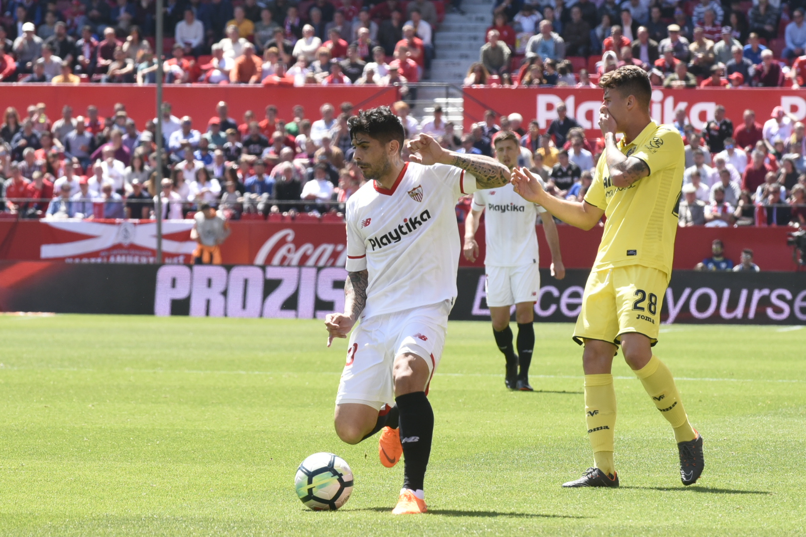 Banega del Sevilla FC ante el Villarreal CF