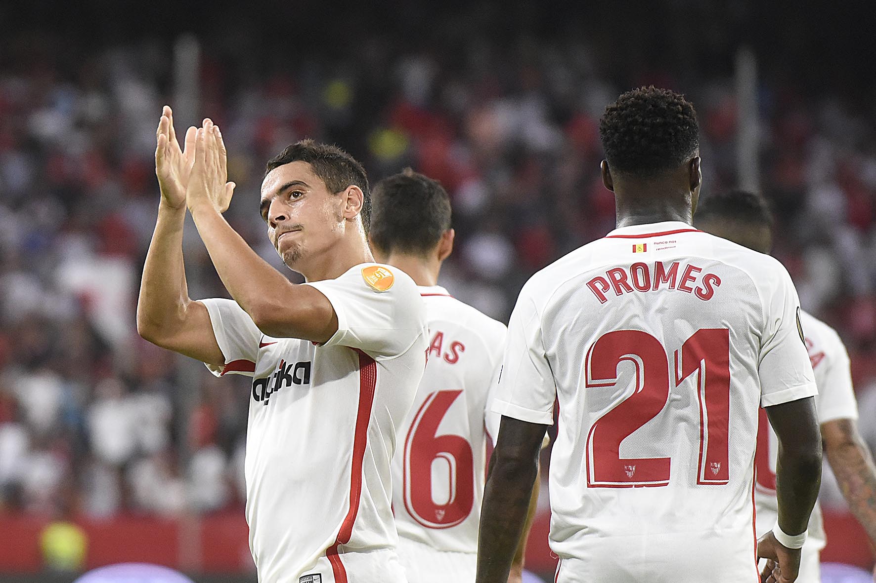 Ben Yedder aplaude a la afición ante el Standard