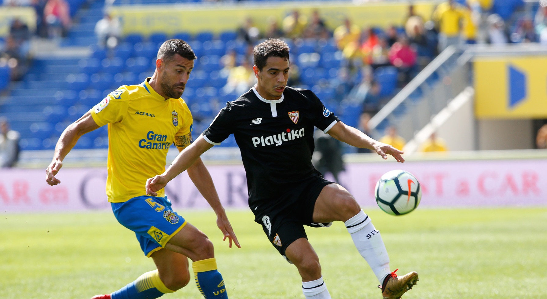 Ben Yedder controla un balón ante Las Palmas 