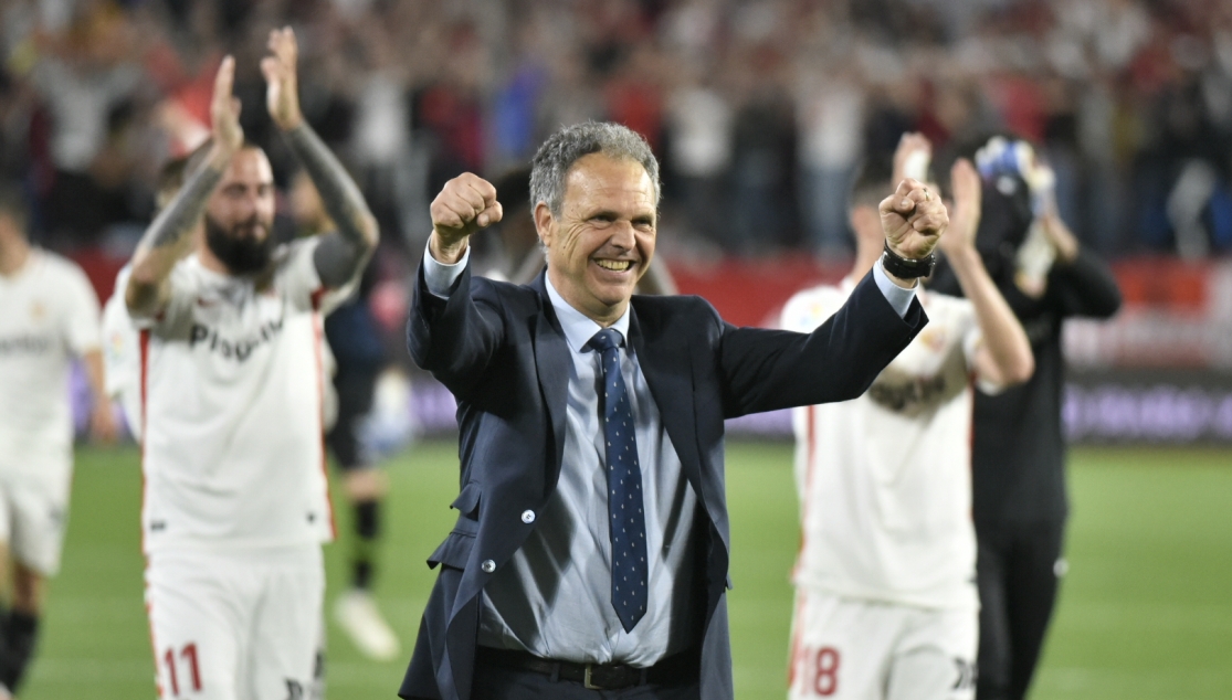 Joaquín Caparrós celebra la victoria en El Gran Derbi